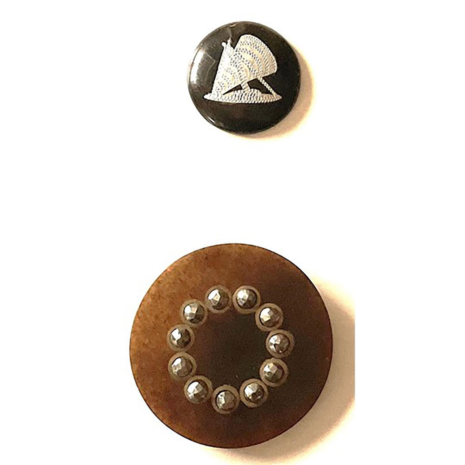 A small card of division one and three horn buttons (1 of 4)