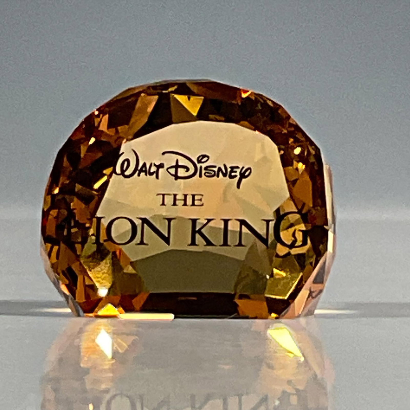 Swarovski Disney Crystal Plaque, The Lion King: Impressive title plaque that sparkles in sun golden shine crystal and features the engraved title Walt Disney The Lion King in black print. Perfect finishing touch for the Lion King collection. Swarov