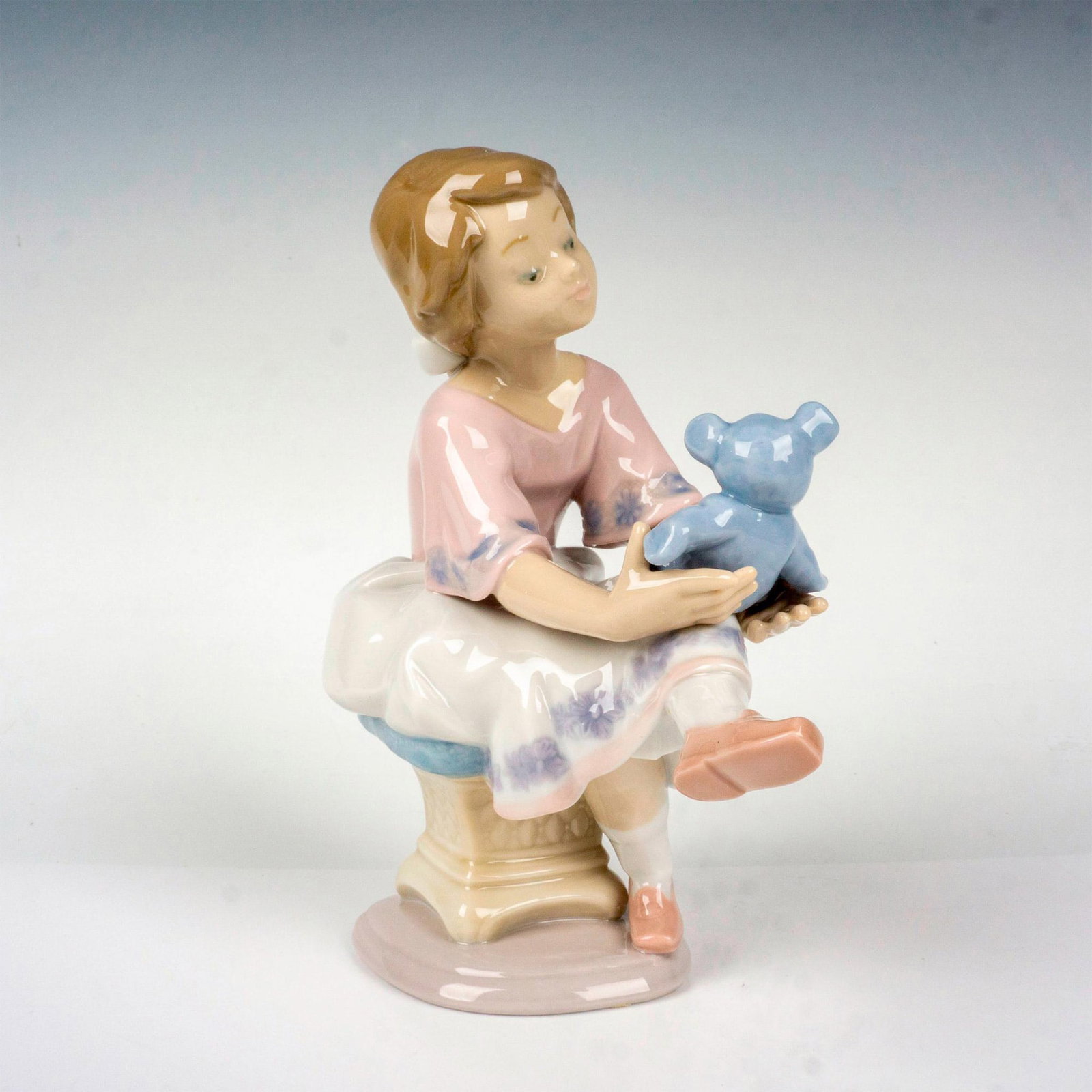 Best Friend 1007620 - Lladro Porcelain Figurine: Glossy finish; Lladro backstamp. Collectors society 1993. Includes original box: 10.25"L x 9"W x 6.25"H. Artist: Francisco Polope Issued: 1993 - 1993 Dimensions: 6.25"H x 5"W Manufacturer: Lladro Coun