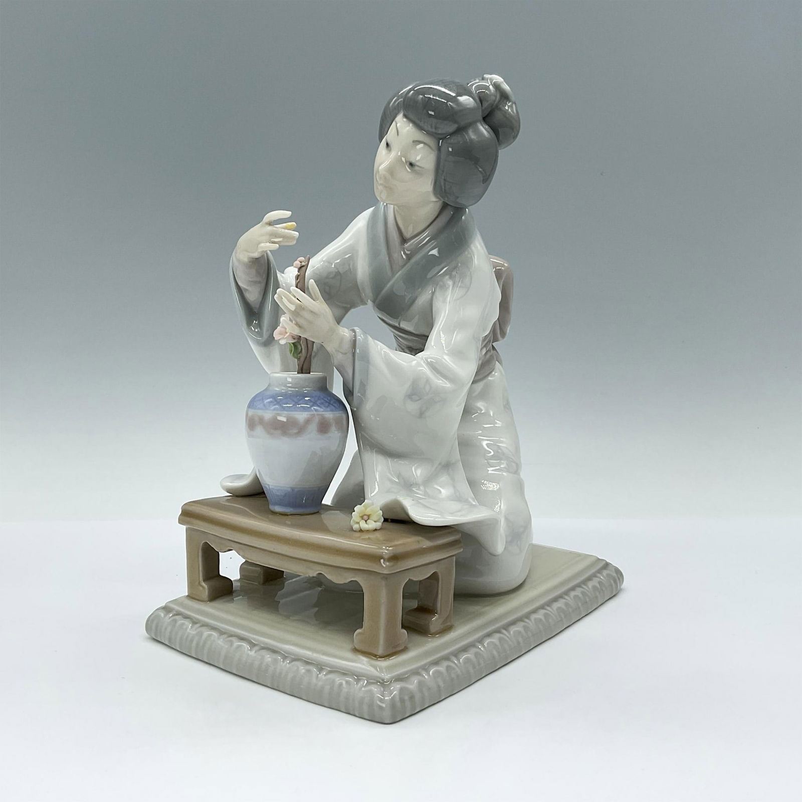Oriental Girl 1004840 - Lladro Porcelain Figurine (1 of 3)