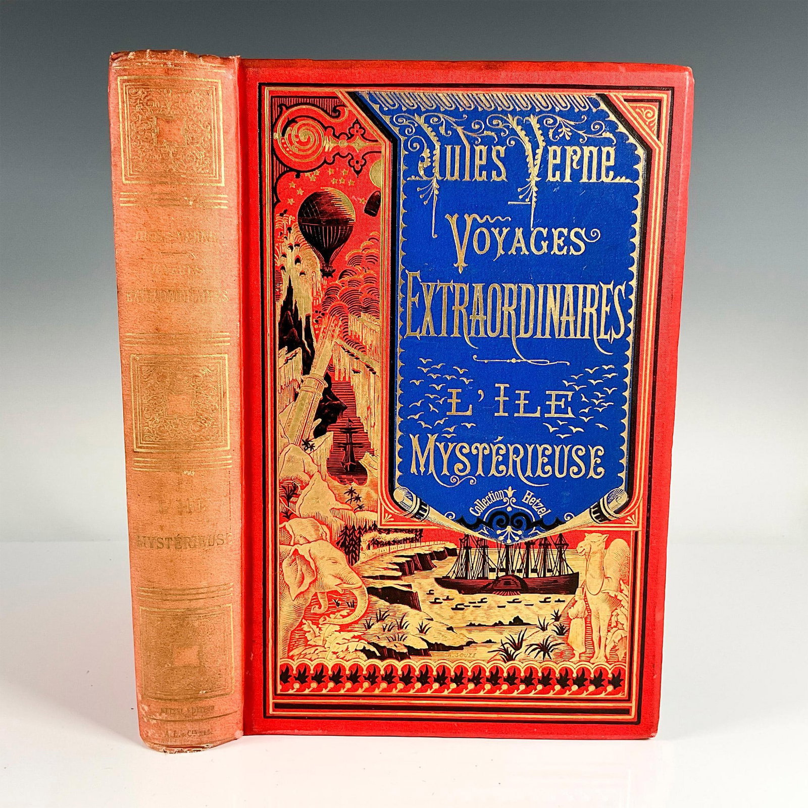 Jules Verne, L'ile Mysterieuse, A La Banniere, Red Cover: Outstanding volume of Hetzel's French edition A La Banniere (Bicolore au Ballon), type 7, from the Voyages Extraordinaires series by Jules Verne. It includes the novel L'Ile Mysterieuse (The Mysteriou