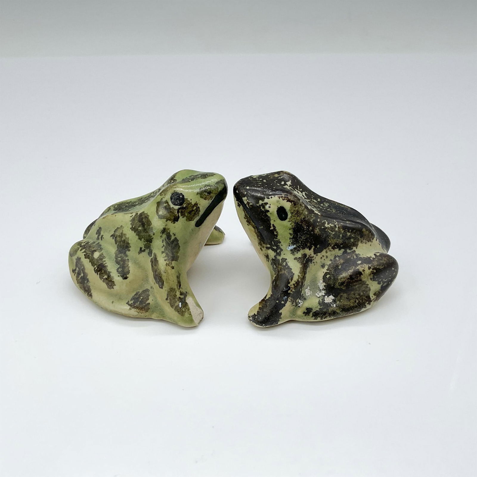 Pair of Vintage Small Mccoy Style Ceramic Frogs (1 of 3)