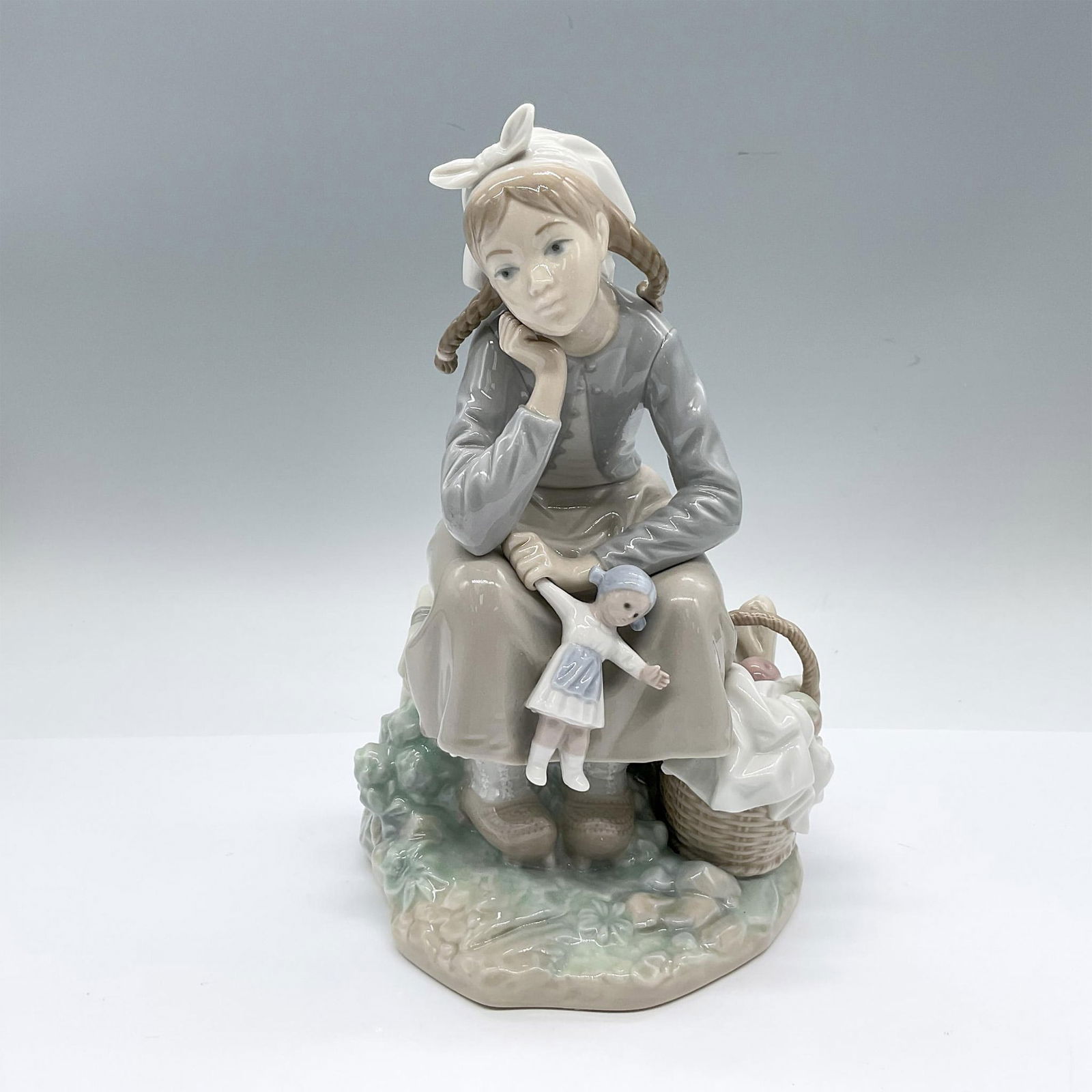 Lladro Porcelain Figurine, Girl With Doll 1001211 (1 of 5)