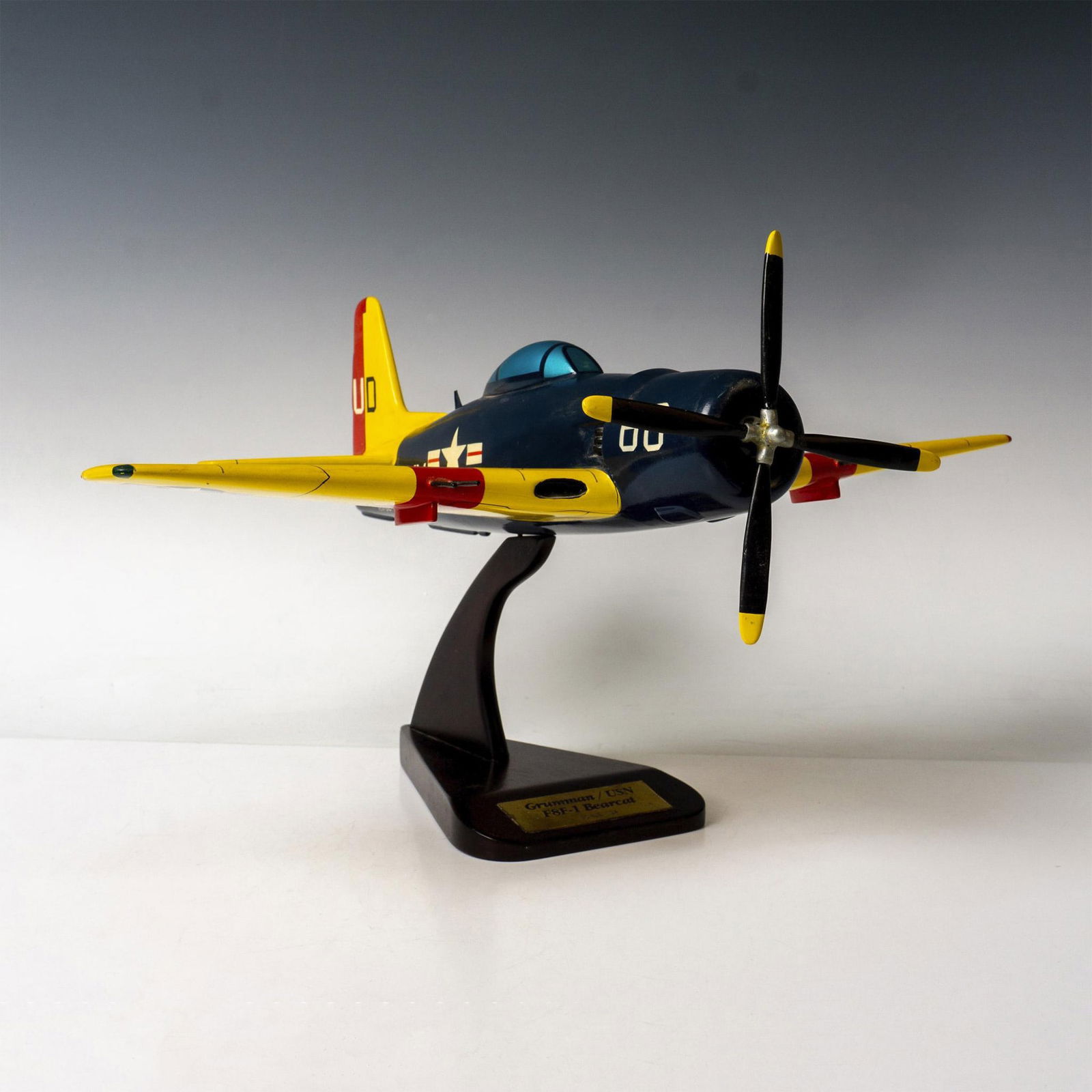 Grumman USN F8F1 Bearcat, Collectors Aircraft Model (1 of 5)
