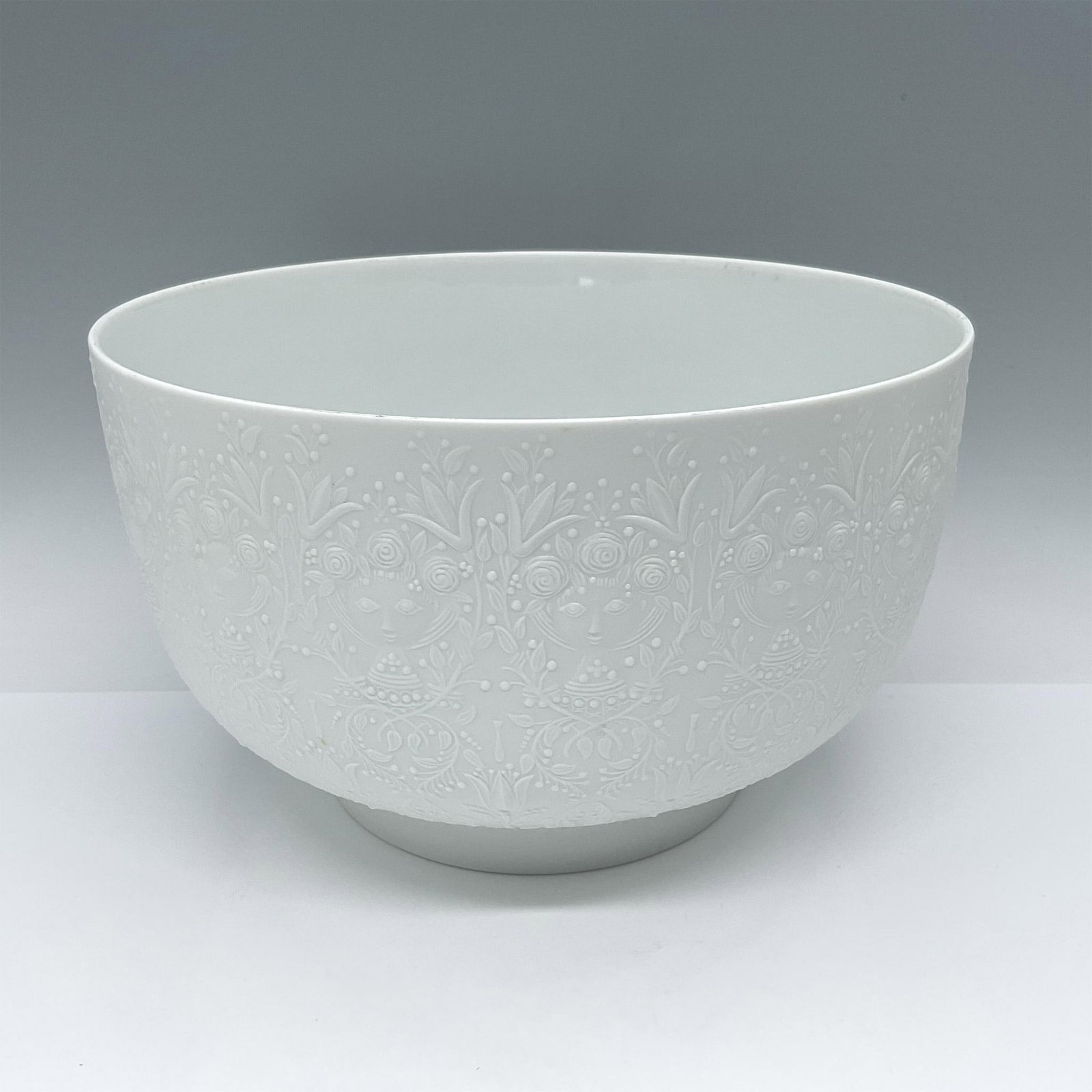 Rosenthal Porcelain Bjorn Wiinblad Bowl: Stunning white bowl featuring a raised relief female form motif on the matte-finished exterior, while boasting a sleek glossy utilitarian finish on the interior. Rosenthal Studio-line Germany stamp on