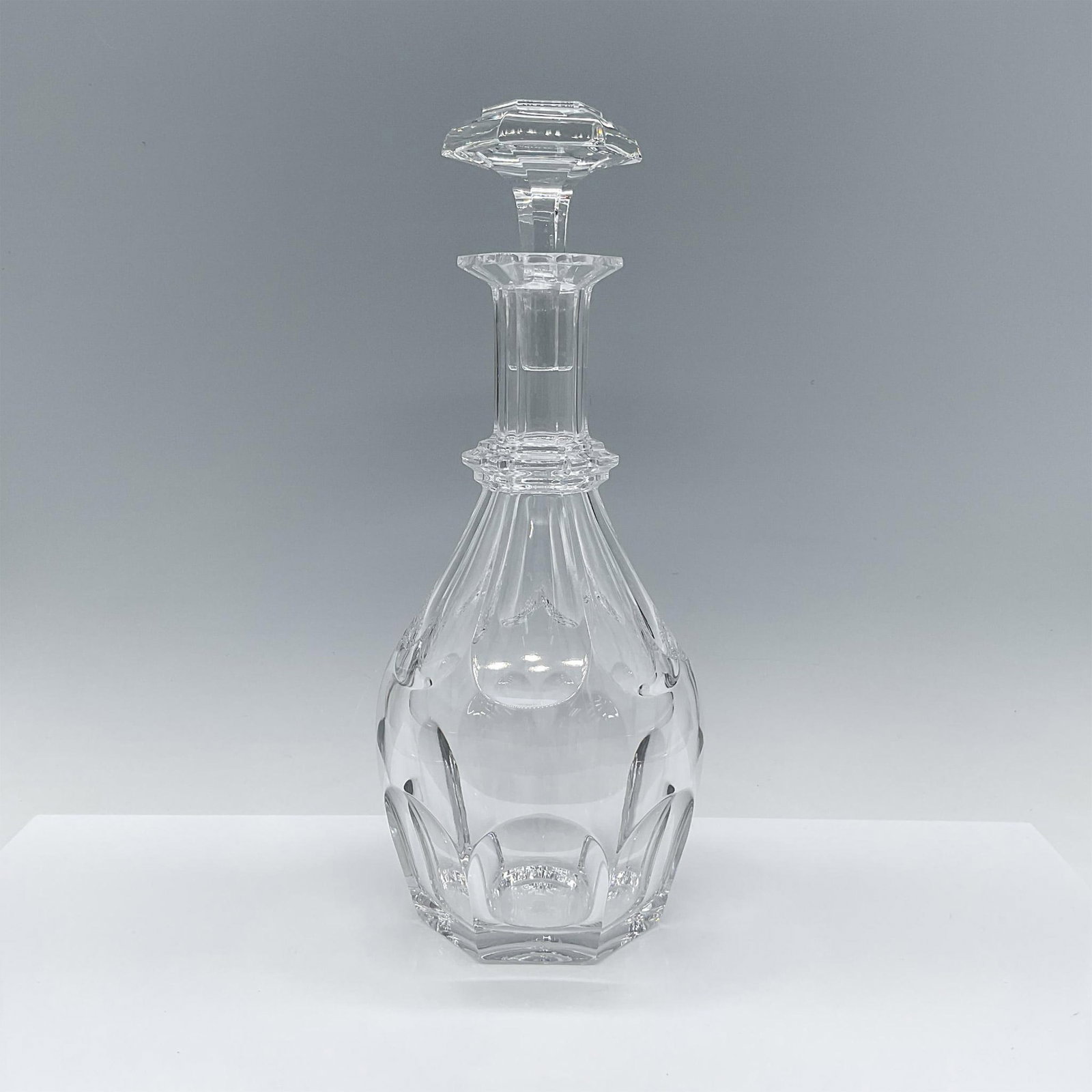 Baccarat Harcourt-Versailles Decanter and Stopper: French clear cut crystal art glass alcohol decanter, designed by Baccarat in their Harcourt-Versailles pattern. It showcases a cut concave panel design on the body, with a hexagonal shape repeated on 