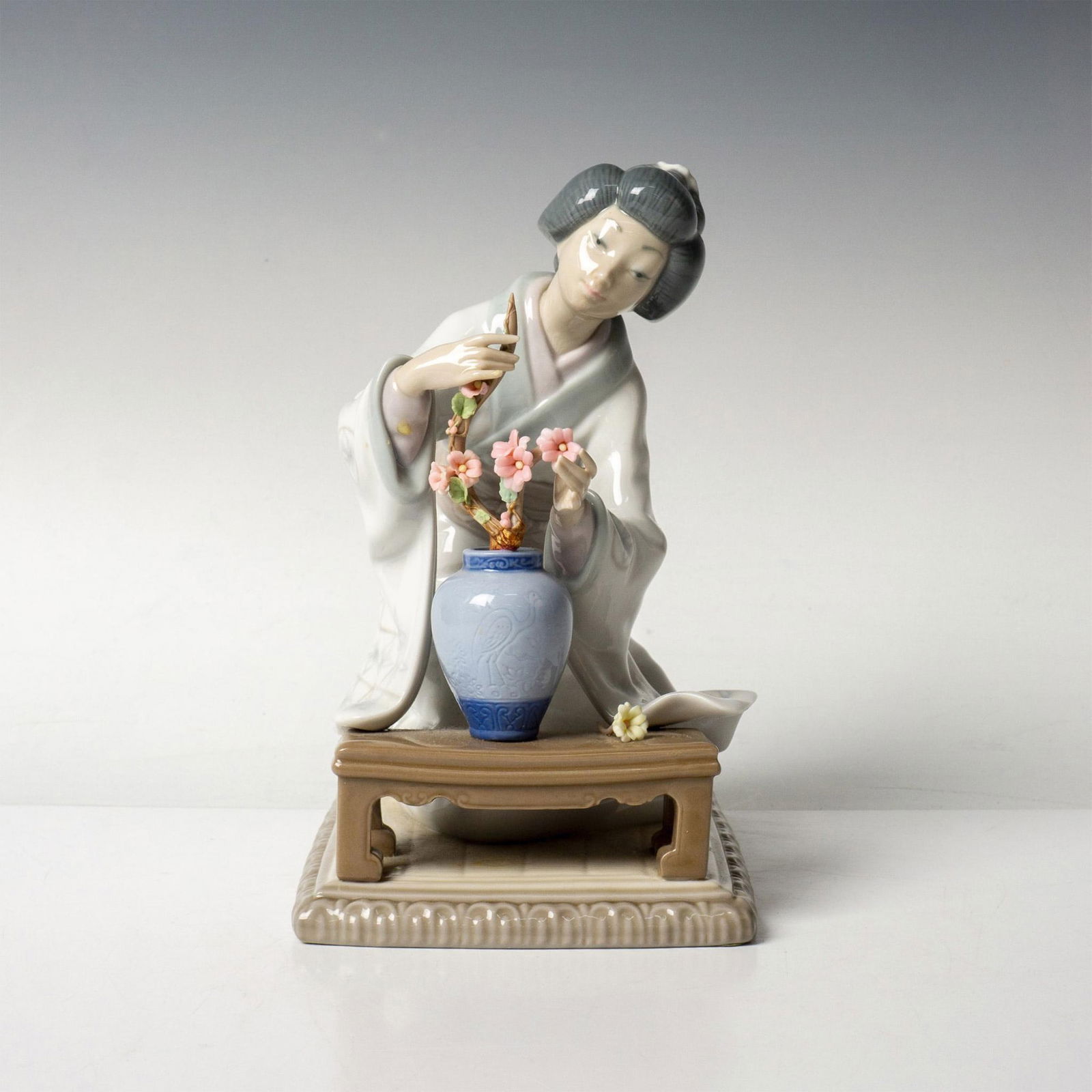 Oriental Girl 1004840 - Lladro Porcelain Figurine (1 of 7)