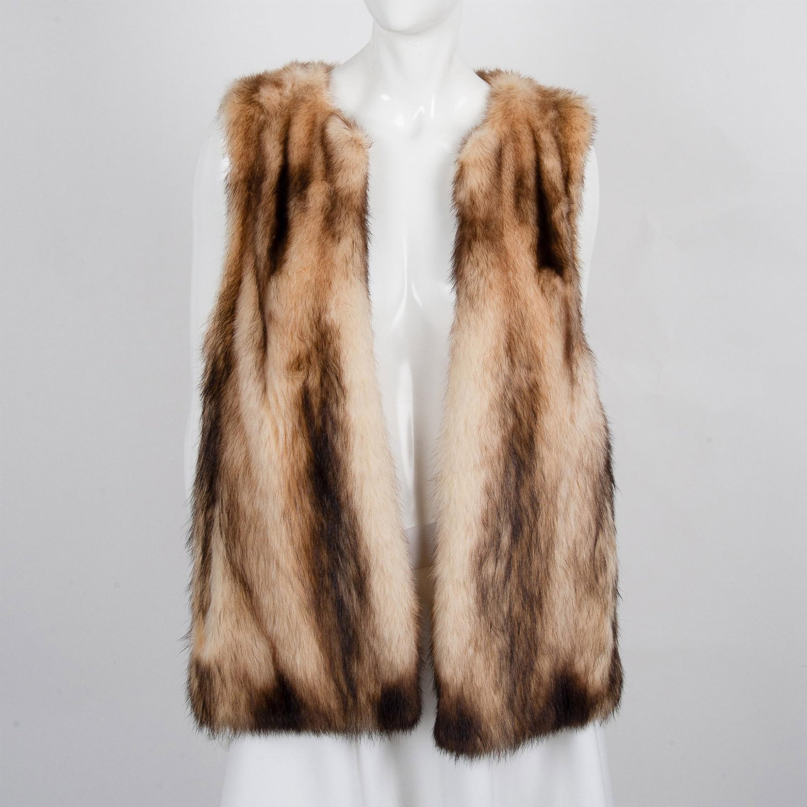 Vintage Rosendorf Evans Lynx Vest: Exquisite open vest showcasing luxurious two-toned Lynx fur, adorned with the prestigious Rosendorf Evans Label. Dimensions: 14.5"at shoulder, 22" at waist, 25" at back. Issued: 20th century