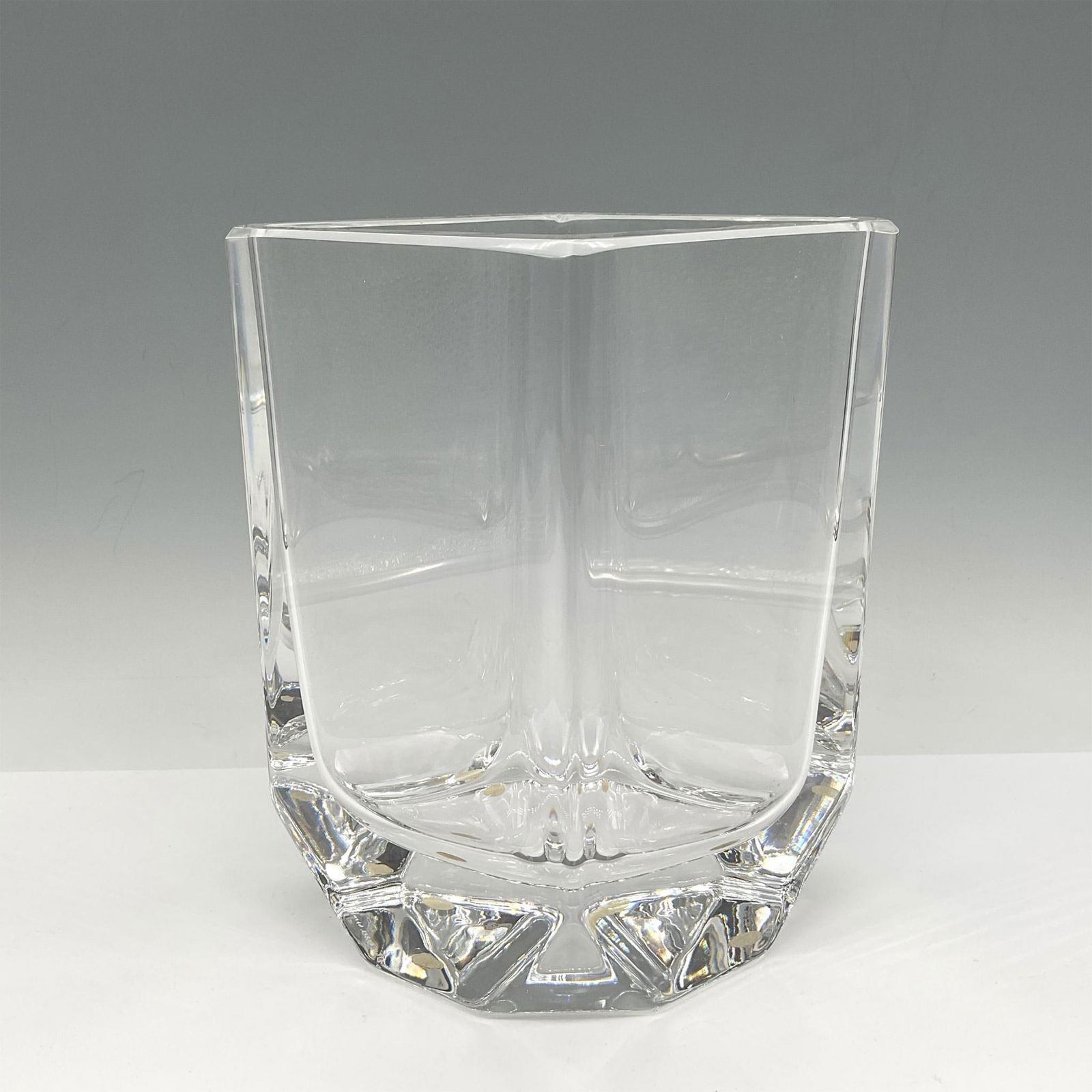 Kosta Boda Four-Sided Crystal Vase, Signed: Clear diamond shaped crystal vase with weighted base. Signed by artist. Kosta Boda etched mark. Artist: Sigurd Persson Issued: 21st century Dimensions: 7"L x 6"W x 7.25"H Manufacturer: Kosta Boda Cou