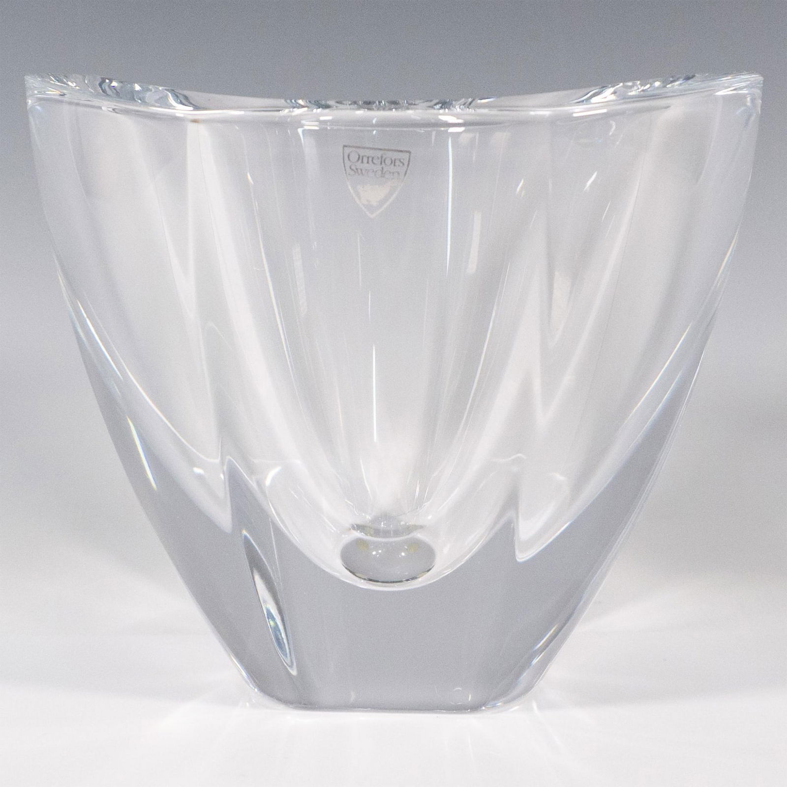 Orrefors Crystal Bowl, Mirror: Beautiful thick clear crystal. Orrefors etcher backstamp. Includes the original box and certificates. Dimensions of the box: 8''L x 8''W x 6.5''H. Artist: Erika Lagerbielke Dimensions: 5.5''L x 6.25''