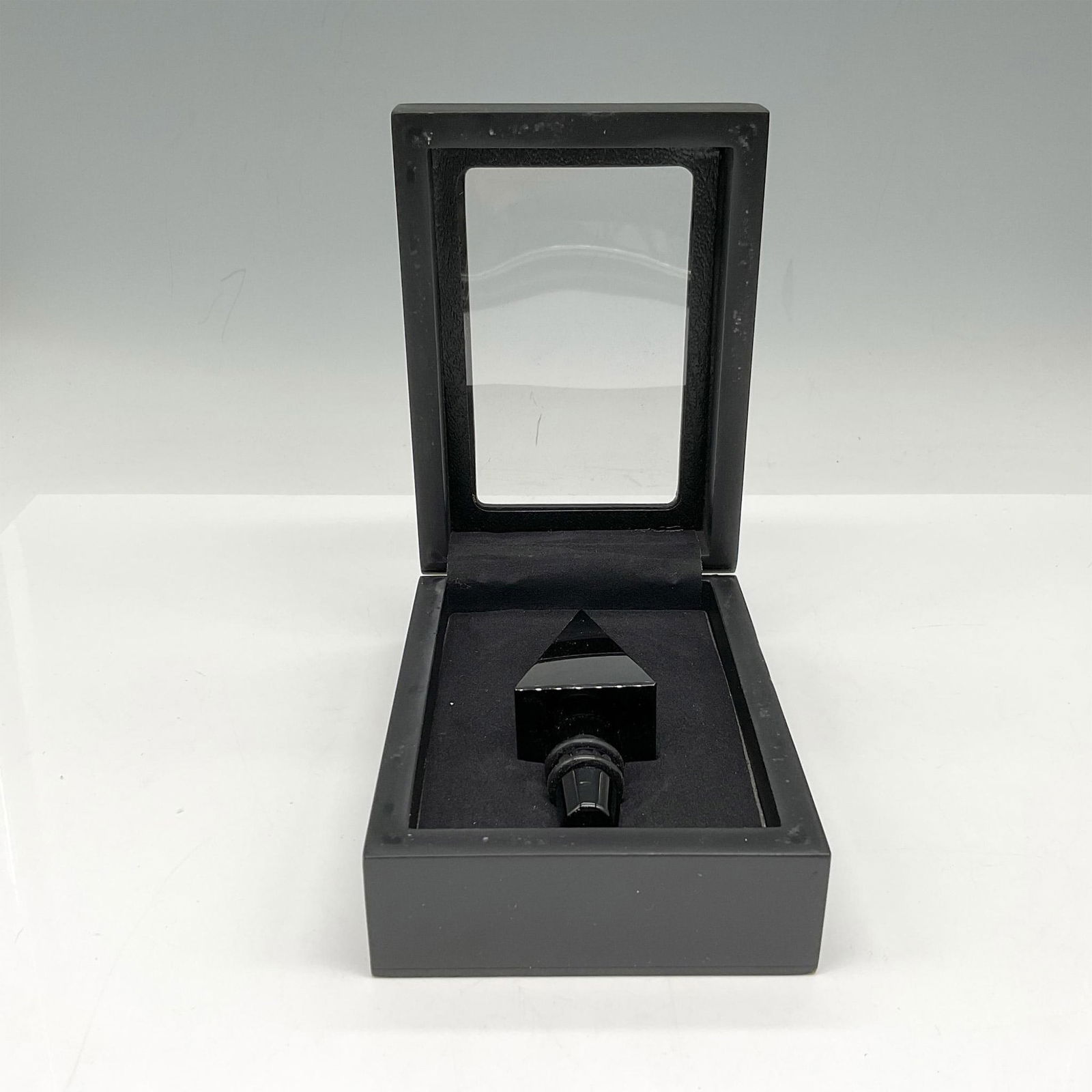 Orrefors Crystal Carat City Bottle Stopper, Kairo: Onyx crystal triangle stopper created to mimic metropolises around the world. Stopper is created with rubber bottom to fit most wine and liquor bottles. Orrefors mark. This item has its original box: