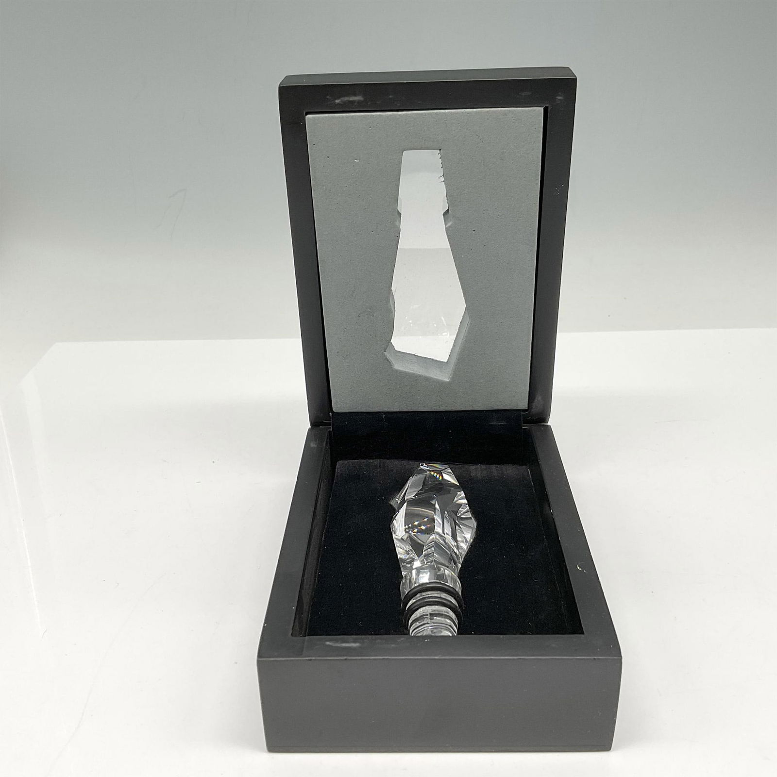 Orrefors Crystal Carat City Stopper, Rio De Janeiro: Brilliant, sculpted clear crystal has a futuristic feel in this designed stopper, which is created to mimic metropolises around the world. Stopper is made with rubber bottom to fit most wine and liquo