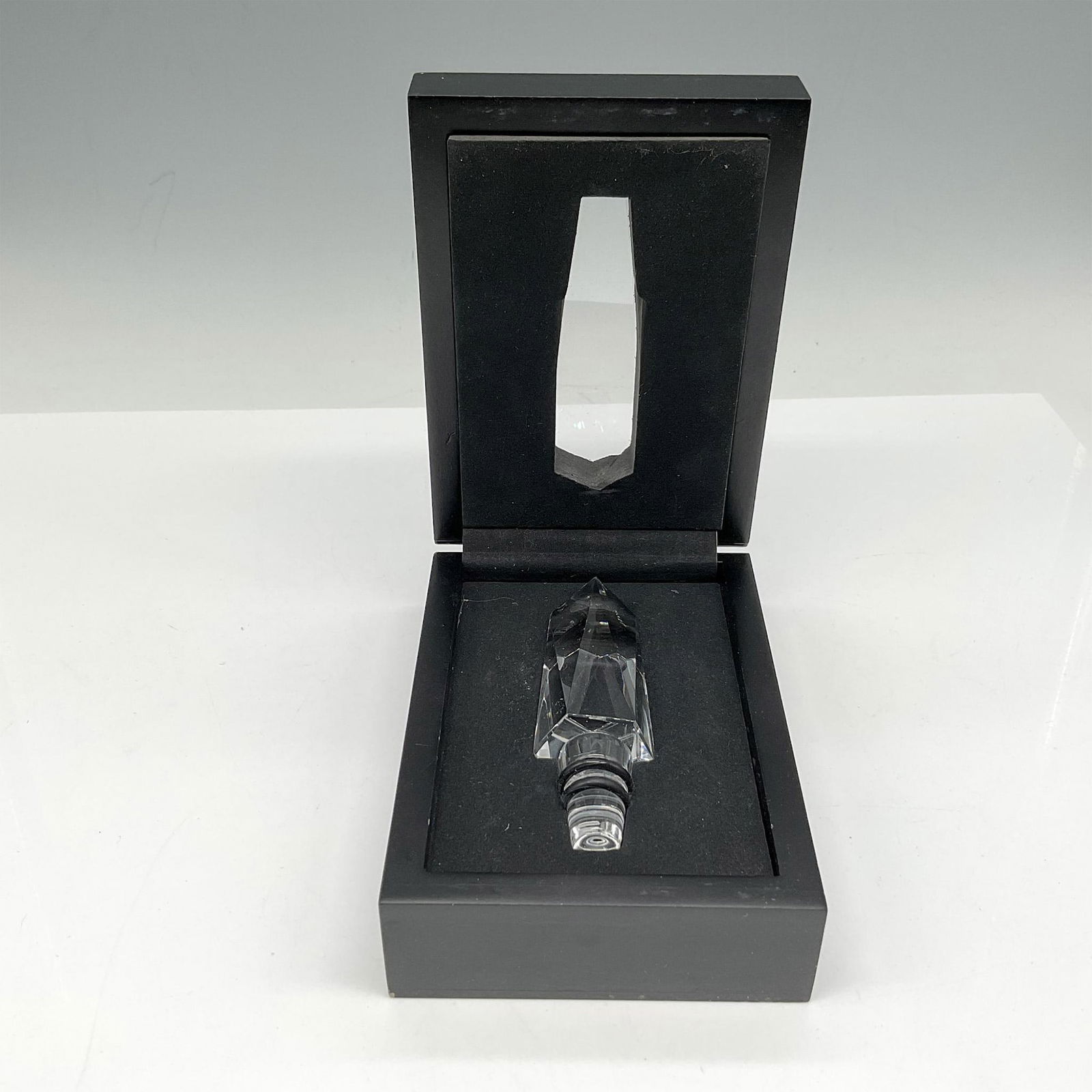 Orrefors Crystal Carat City Stoppers, New York: Clear crystal angled, cut designed stopper is created to mimic metropolises around the world. Stopper is made with rubber bottom to fit most wine and liquor bottles. Orrefors mark. This item has its o