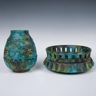 2pc Bitossi Sea Garden Glaze Vase and Decorative Bowl: Reticulated decorative bowl and complementary vase featuring a captivating fish motif, both adorned in a unique blue-green and black glaze. Alvino Bagni (1919-2000) for Bitossi. Marked to base Italy.