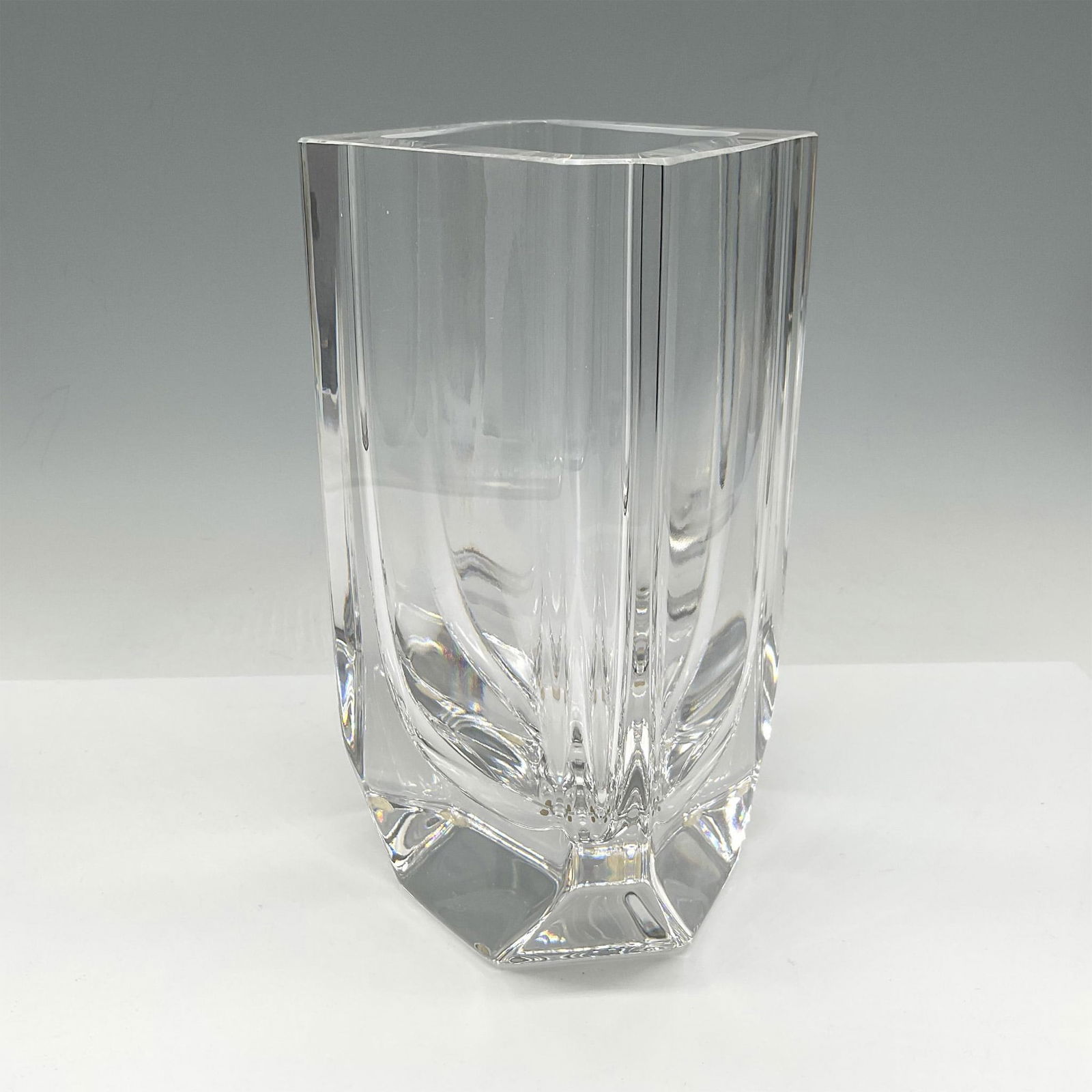 Kosta Boda Four-Sided Crystal Vase, Signed: Clear diamond shaped crystal vase with weighted base. Signed by artist. Kosta Boda etched mark. Artist: Sigurd Persson Issued: 21st century Dimensions: 6"L x 5"W x 7.25"H Manufacturer: Kosta Boda Cou
