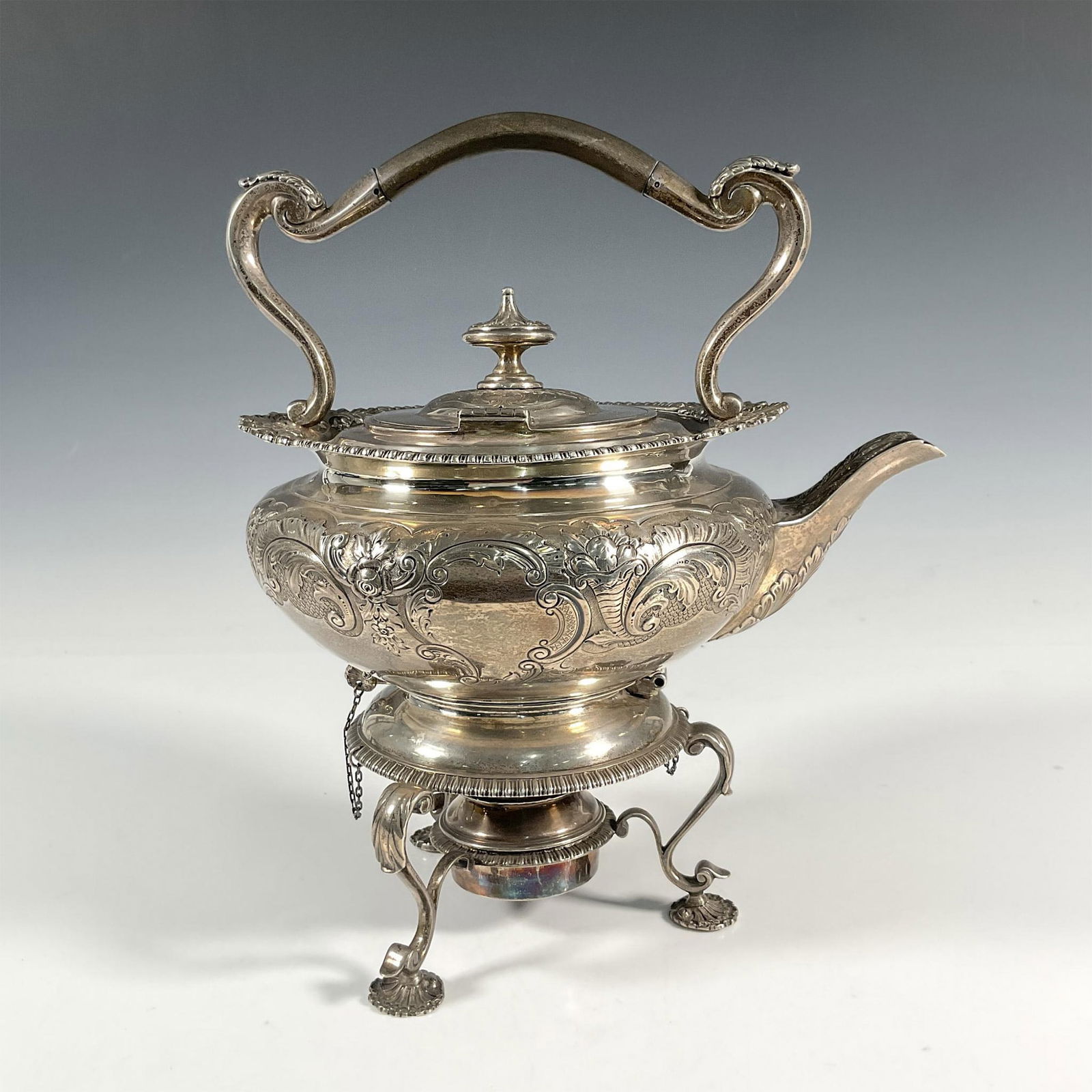 Charles Stuart Harris English Silver Samovar: Beautiful silver samovar, raised on stand and burner. Rich chased floral motif all around, four shell-like feet, wooden handle. Hallmarked Charles Stuart Harris, London 1906. Weight: 1,600 grams. Issu