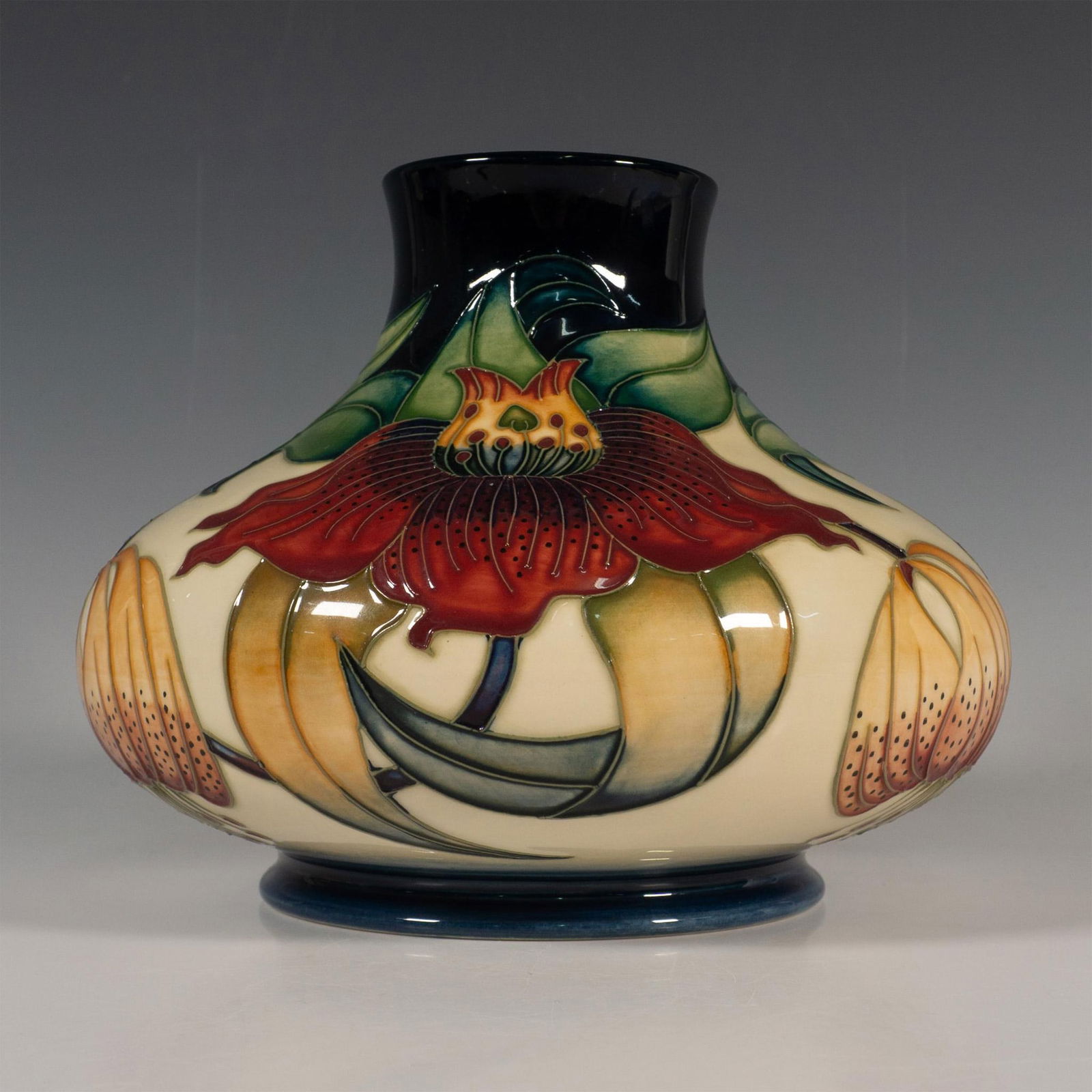 Moorcroft Pottery Anna Lily Squat Vase (1 of 5)
