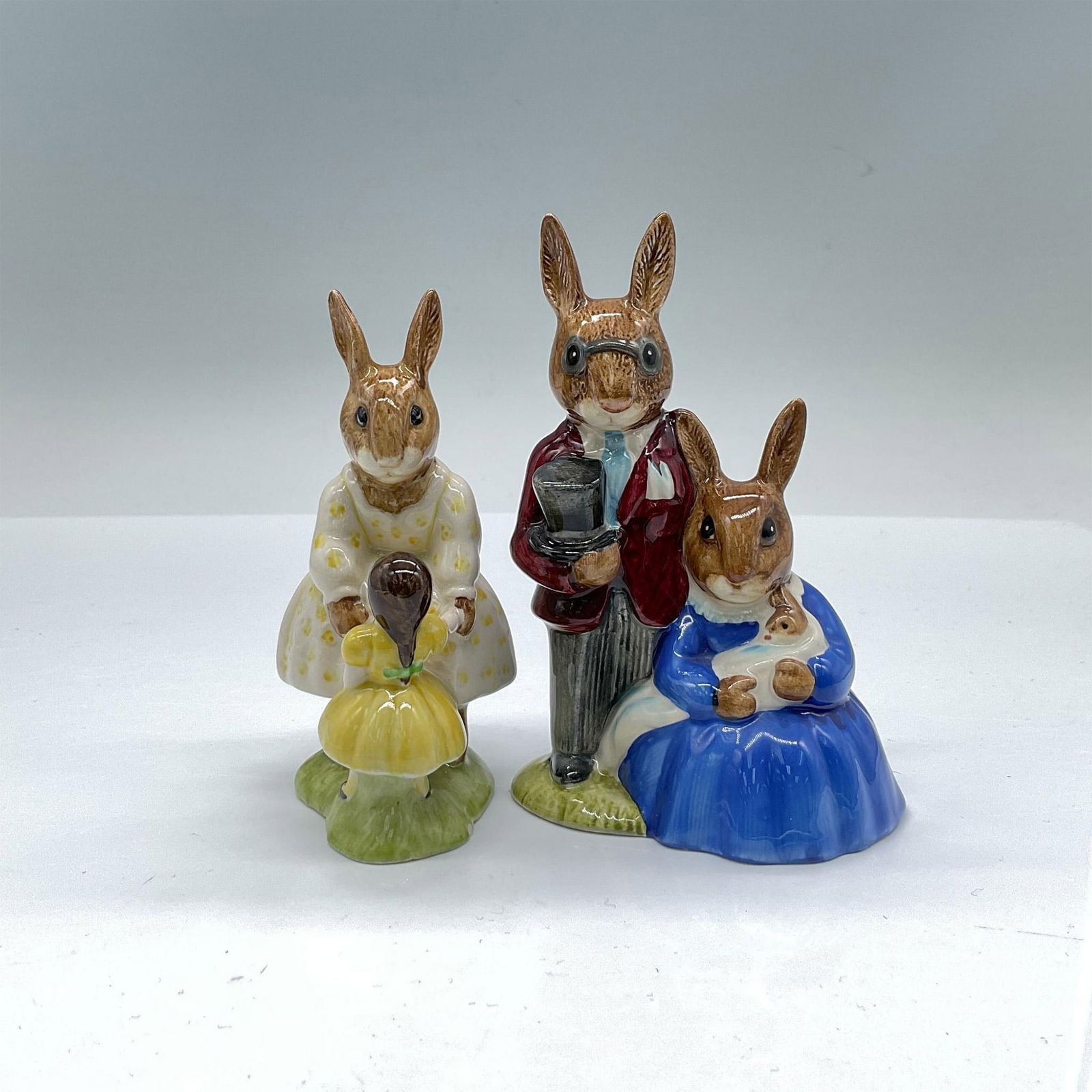 2pc Royal Doulton Figurines, Family Photo & Playtime DB1/80 (1 of 3)