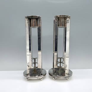 2pc Richard Meier for Swid Powell Candlesticks: A pair of silver-plated candlesticks featuring a sleek design, characterized by flat square bodies and rounded base. Marked