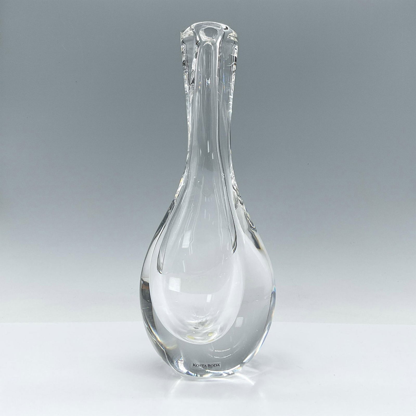 Kosta Boda Raindrop Clear Crystal Vase: Mid-century modern organic shaped vase. Kosta Boda etched backstamp and sticker attached. Artist: Goran Warff Issued: 20th century Dimensions: 4.25"L x 3.25"W x 10.5"H Manufacturer: Kosta Boda Countr