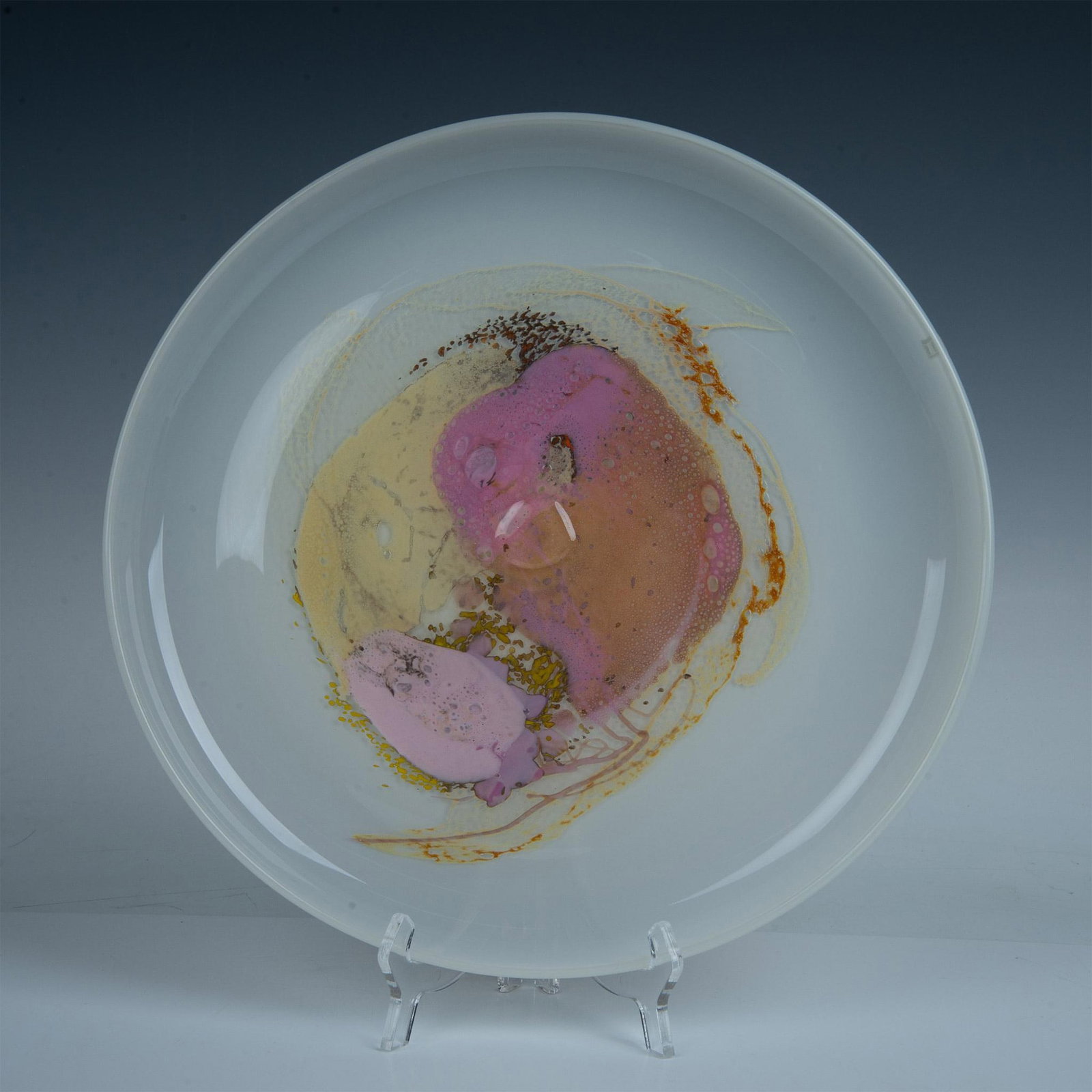 Hadeland Norway Art Glass Platter By Gro Bergslien: Beautiful centerpiece, exhibits an abstract, swirling pattern with an interplay of pink, orange and brown colors. Hadeland Norway original label on the side and artist Gro Bergslien engraved signature