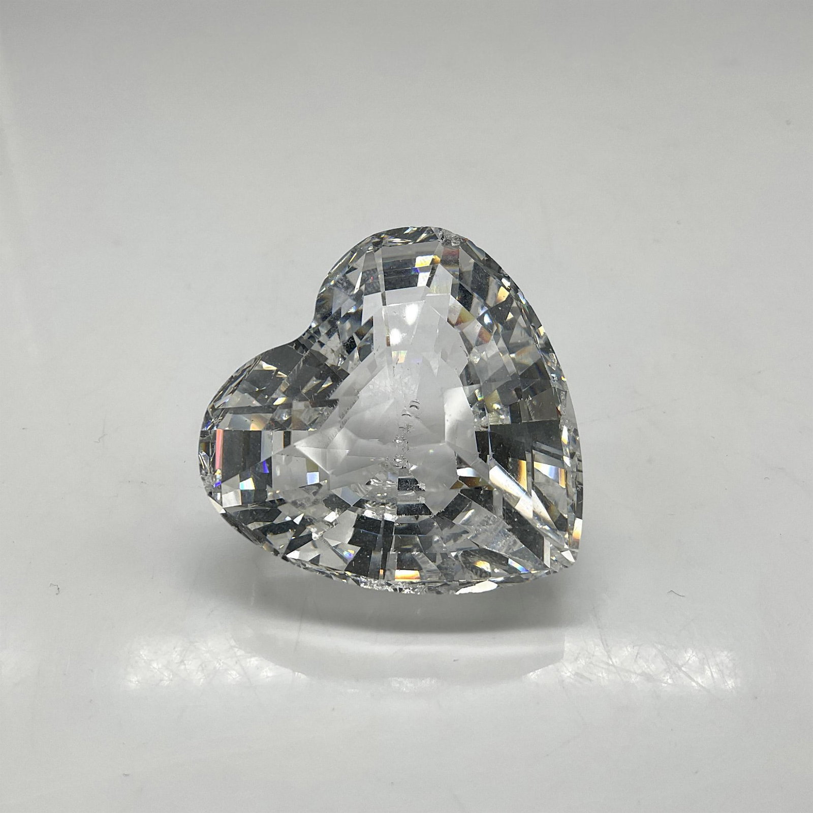 Swarovski Silver Collectors Society, Clear Renewal Heart: This beautiful heart was the 1996 renewal gift from SCS. Swarovski backstamp. 199130. This item has its original box: 9"L x 5"W x 2"H. Issued: 1996 Dimensions: 1.5"L x 1.5"W x 1"H Manufacturer: Swarov