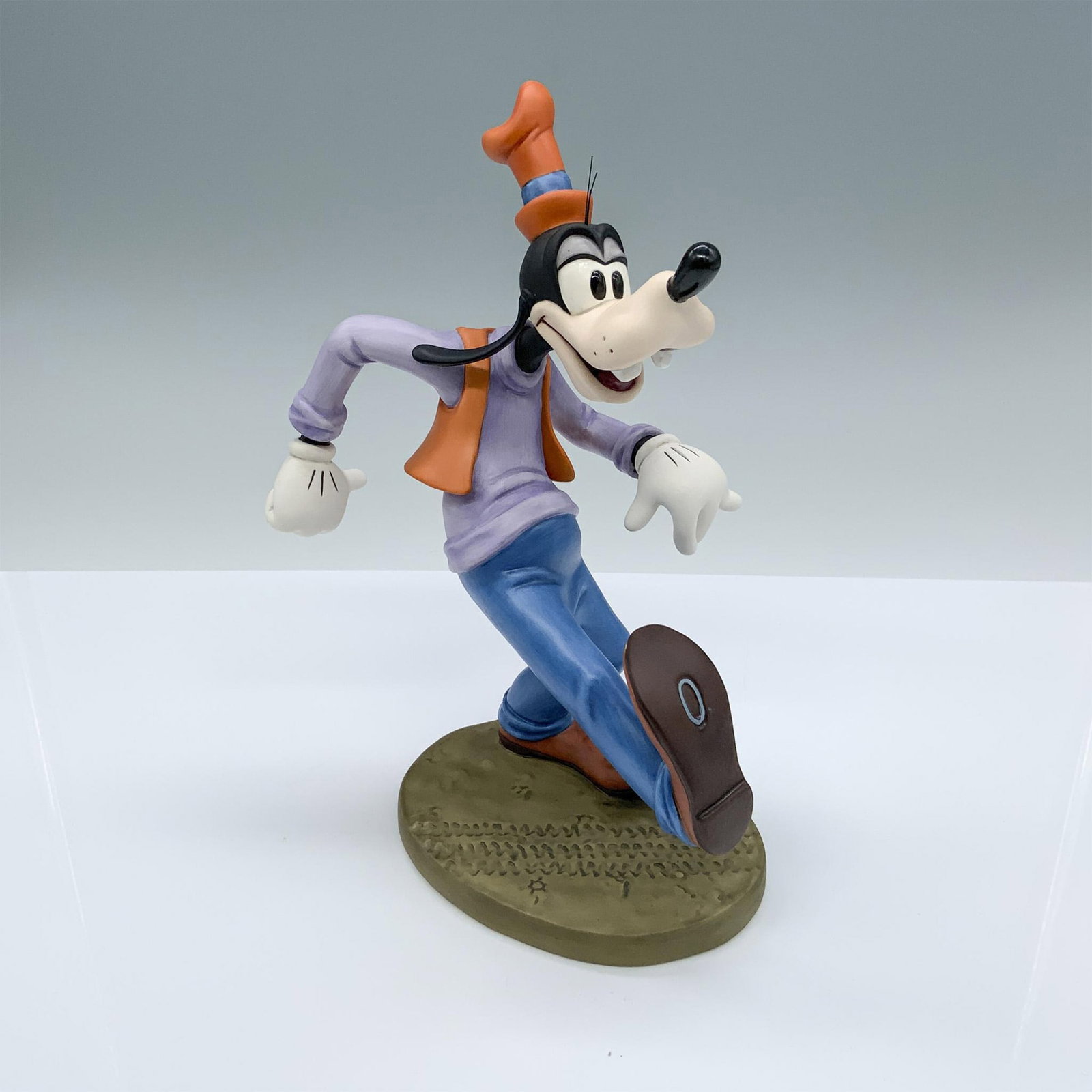 Walt Disney Classics Figurine, Goofy Moving Day (1 of 5)