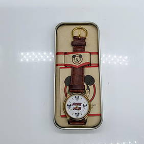 Vintage Walt Disney Mickey Mouse Watch (1 of 3)