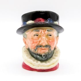 Beefeater ER Pink D6251 - Mini - Royal Doulton Character Jug