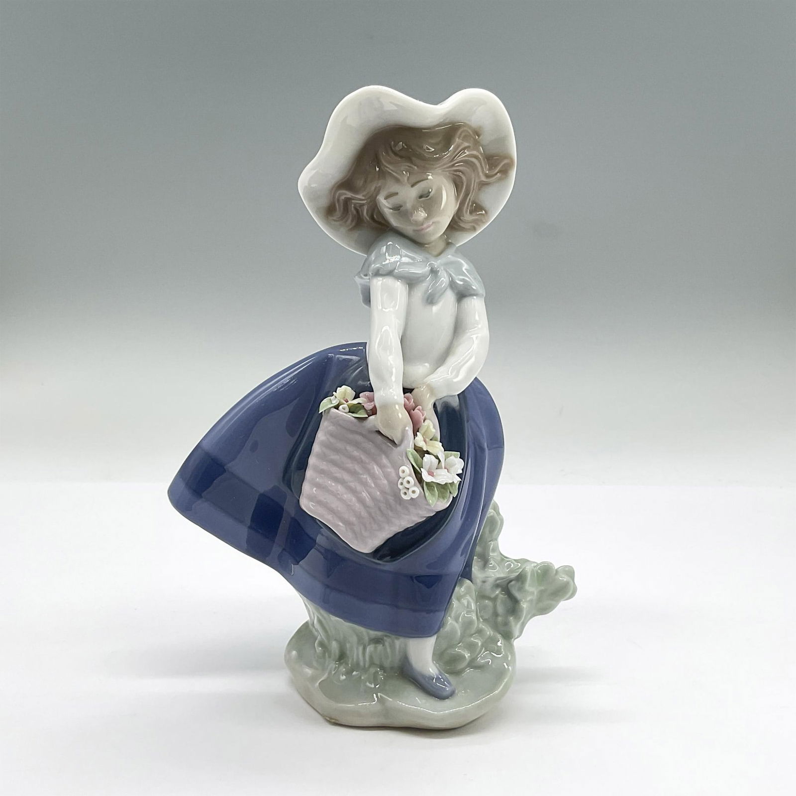 Pretty Pickings 1005222 - Lladro Porcelain Figurine (1 of 4)