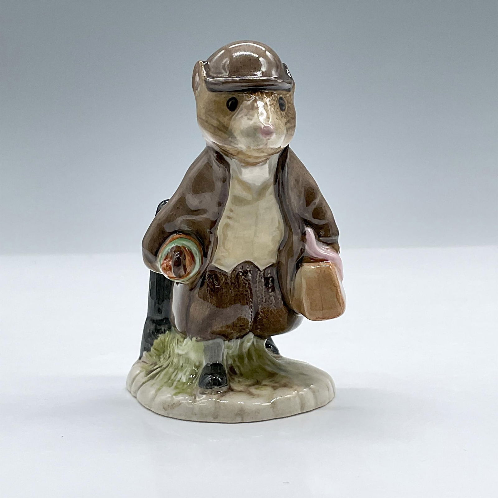 Beswick Beatrix Potter's Figurine, Johnny Town-Mouse w/ Bag: Porcelain piece, with glossy finish, of a mouse carrying a bag. Frederick Warne And Company, Beswick and Studio of Royal Doulton England backstamps. Artist: Ted Chawner Issued: c. 1988-1994 Dimensions