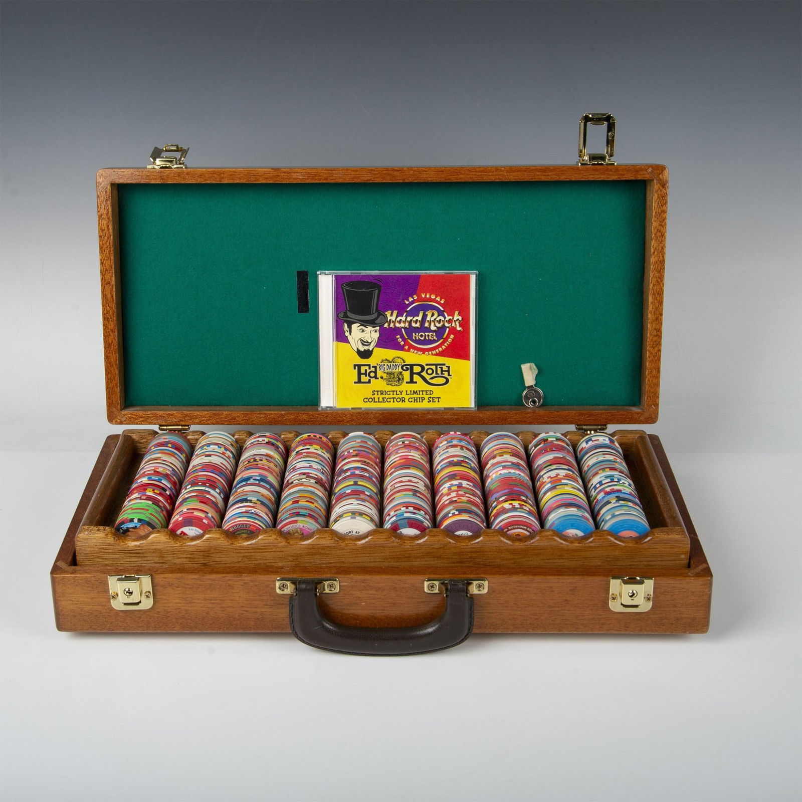 500pc Box of Vintage Casino Chips Including 9 Mike Tyson MGM Chips (1 of 7)