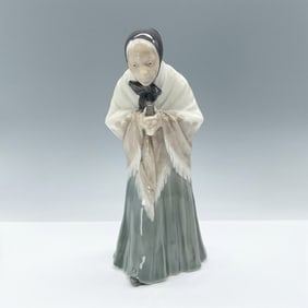 Royal Copenhagen Figurine, Churchgoing Woman 892
