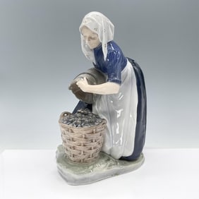 Royal Copenhagen Figurine, Woman Collecting Potatoes 1549