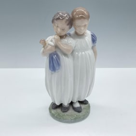 Royal Copenhagen Porcelain Figurine, Girls with Dolls 939
