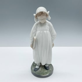 Royal Copenhagen Figurine, Girl with Storybook 922