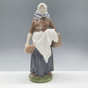 Royal Copenhagen Figurine, Milkmaid 899