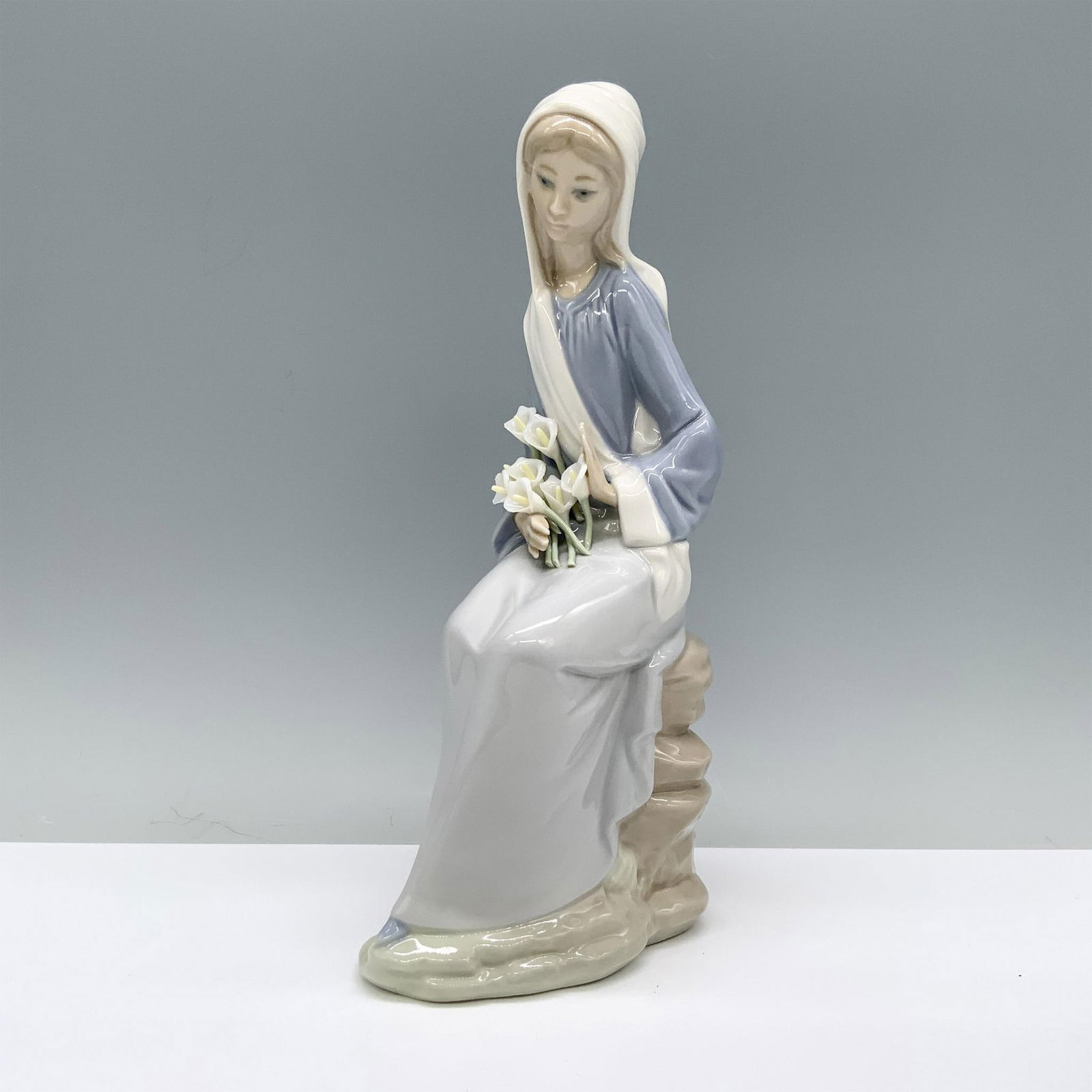 Girl With Lilies Sitting 1004972 - Lladro Porcelain Figurine (1 of 3)