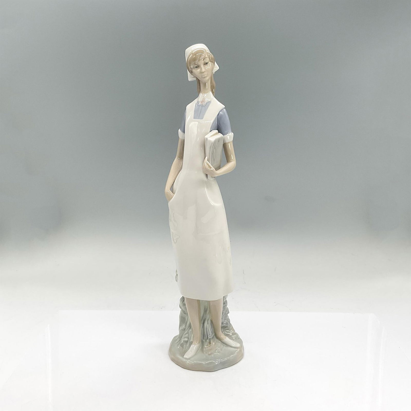 Nurse 1004603 - Lladro Porcelain Figurine (1 of 3)
