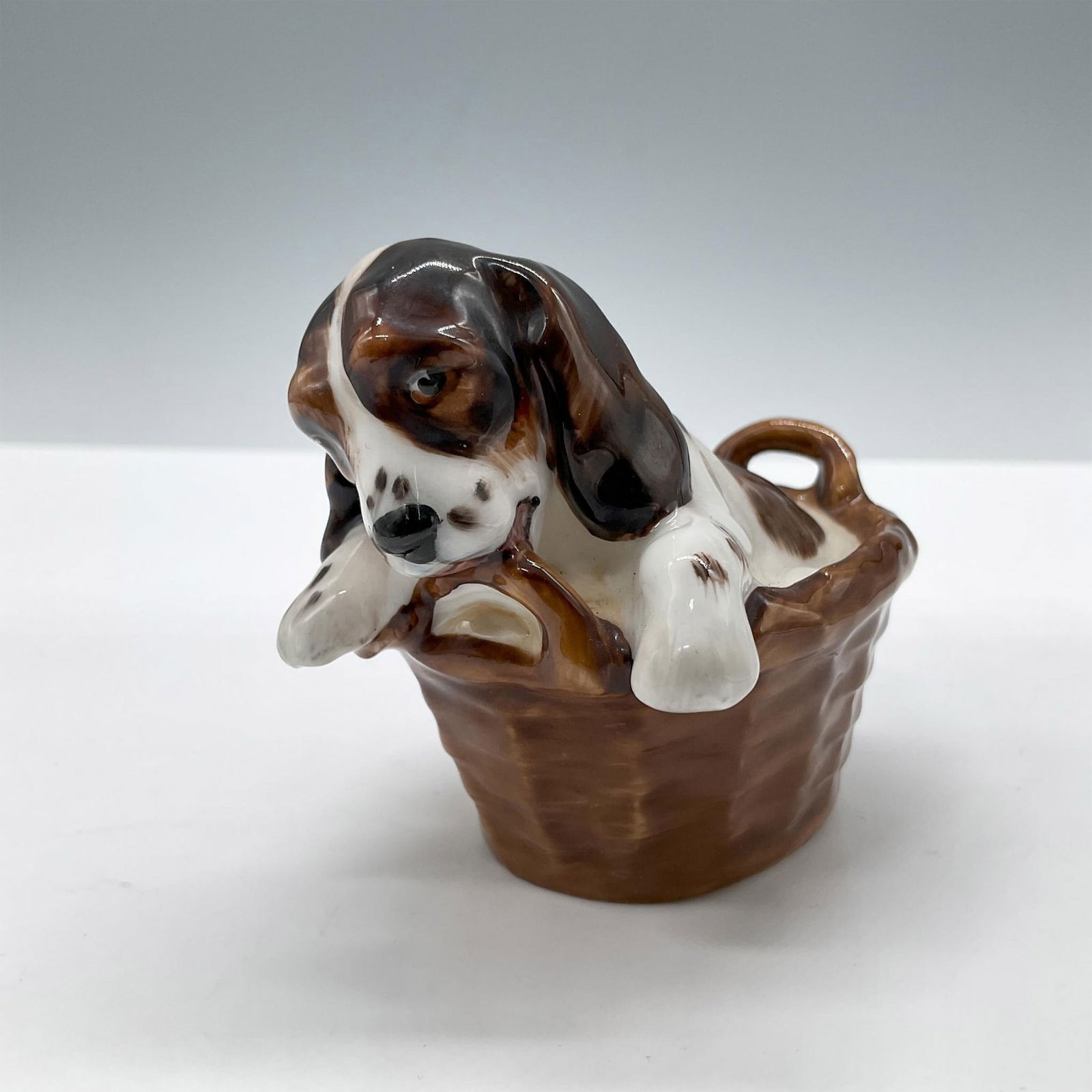 Royal Doulton Dog Figurine, Cocker Spaniel in Basket HN2586 (1 of 4)