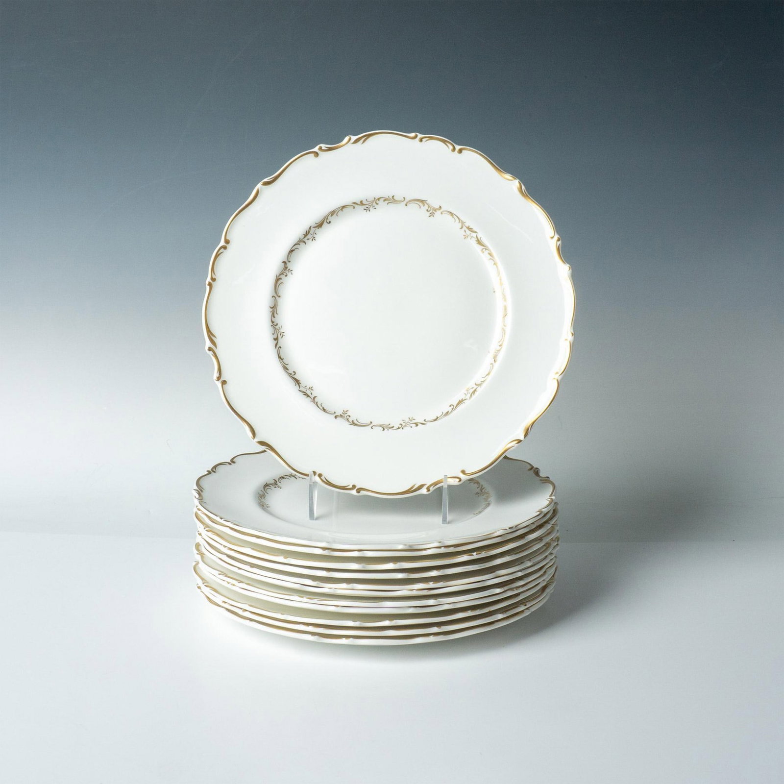 12pc Royal Doulton Bone China Dinner Plates Richelieu HN4957: Features a beautiful gold pattern and ornate rims accented with gold decorations. Royal Doulton backstamp. Issued: 20th century Dimensions: 0.75''H x 10.5''dia Manufacturer: Royal Doulton Country of O