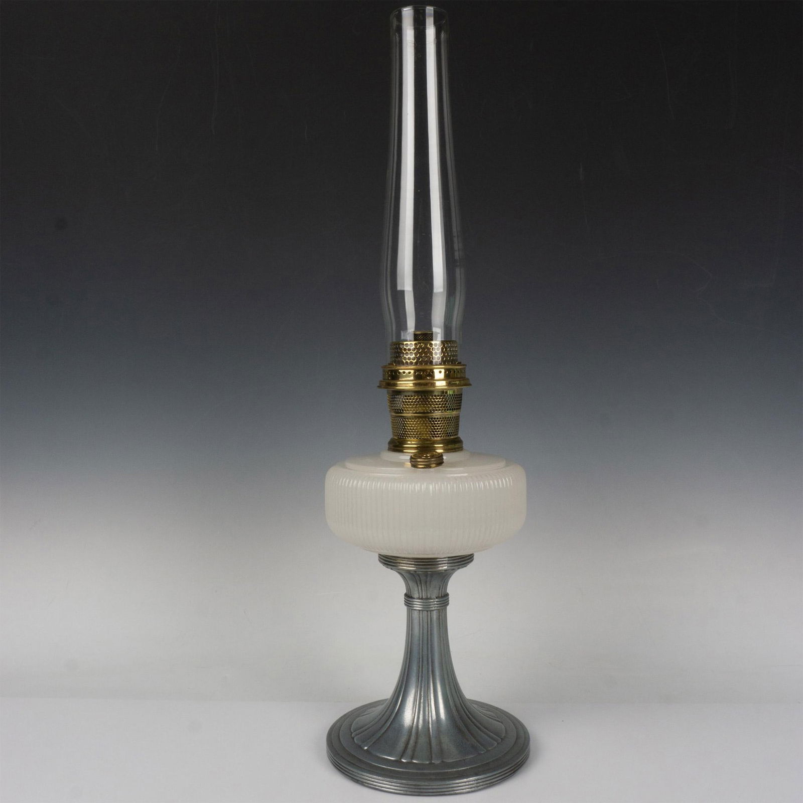 Vintage Mantle Lamp Co. Nu-Type Oil Lamp, Aladdin (1 of 8)