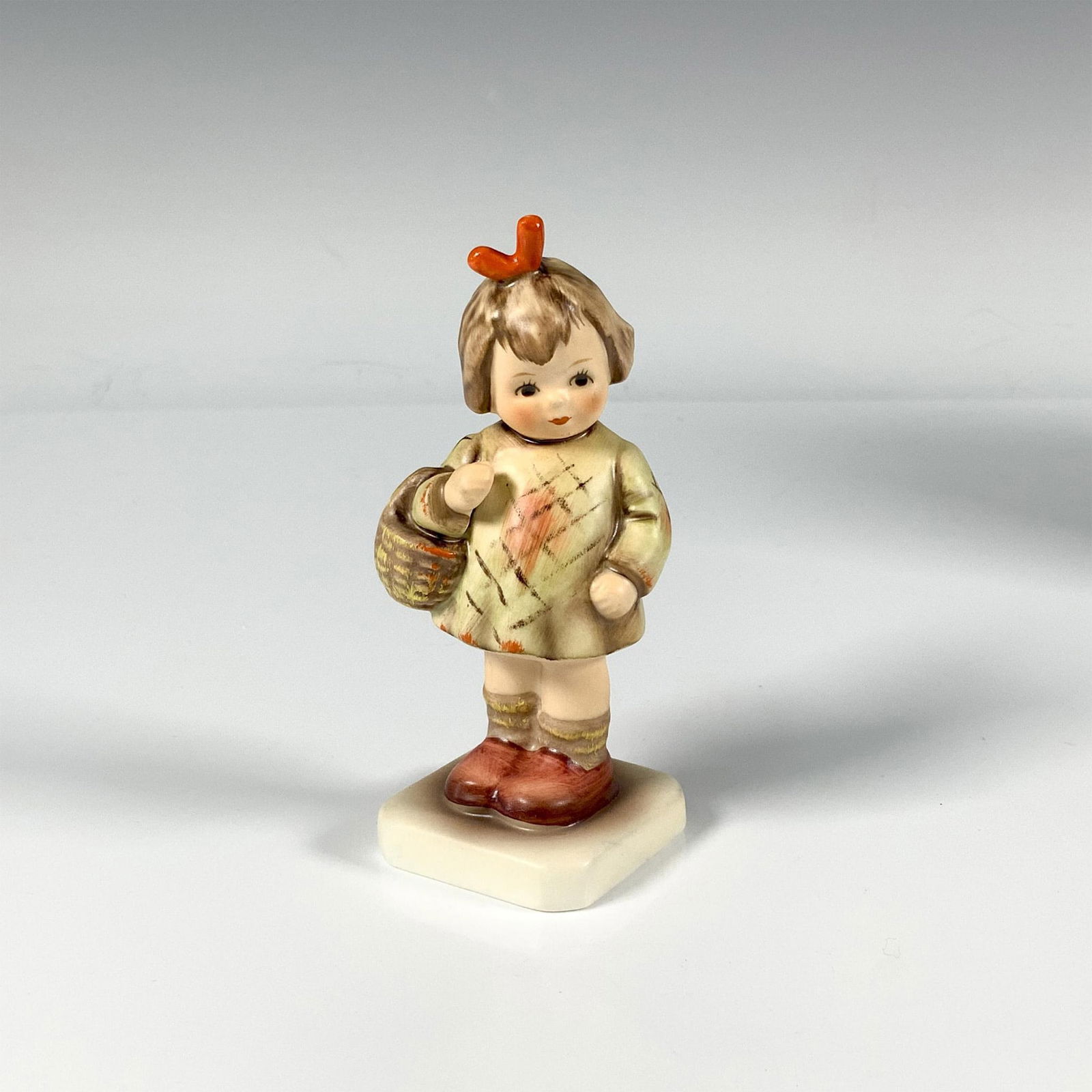 Goebel Hummel Porcelain Figurine, I Brought You A Gift 479 (1 of 4)