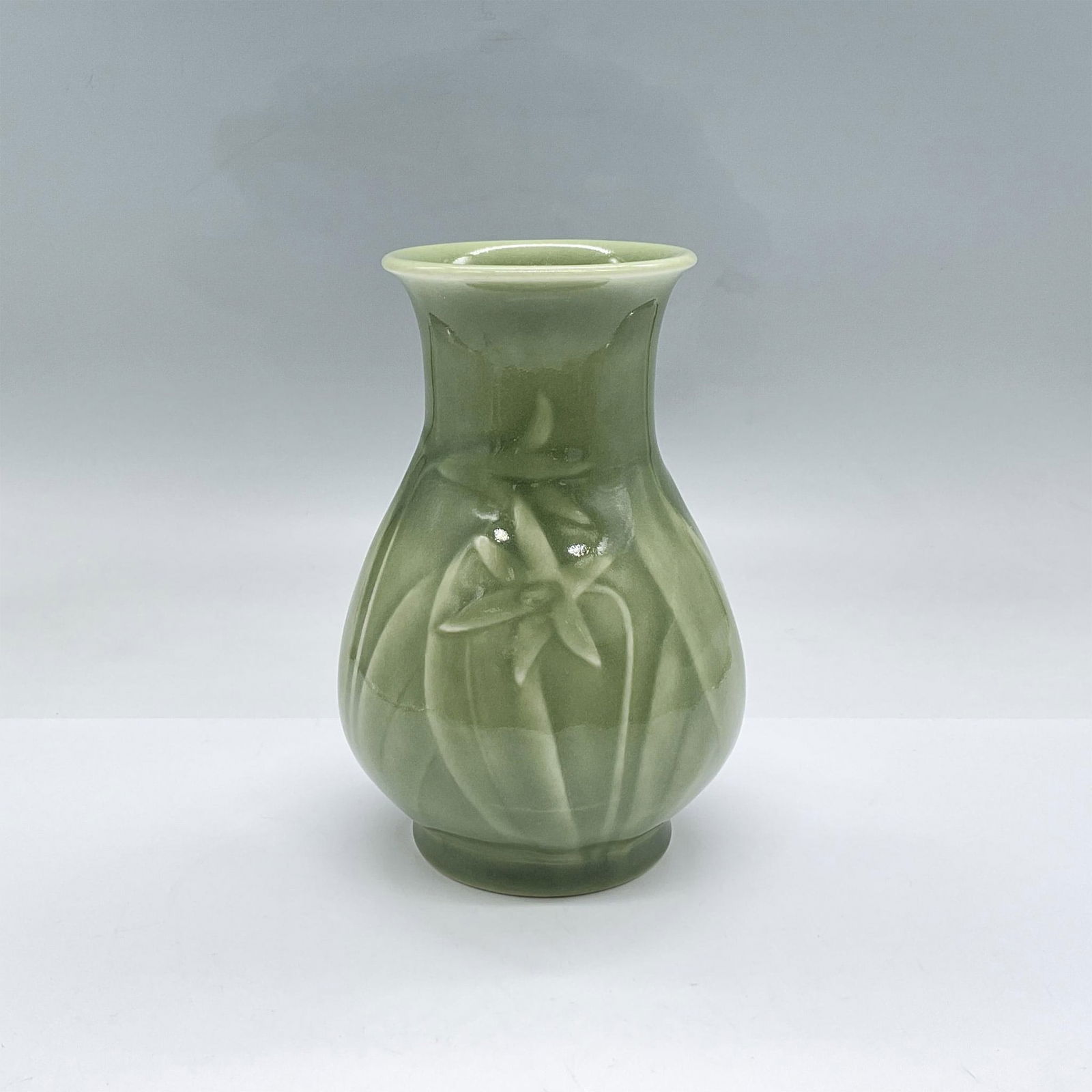 Rookwood Pottery Green Vase, Daffodils 6830 (1 of 3)