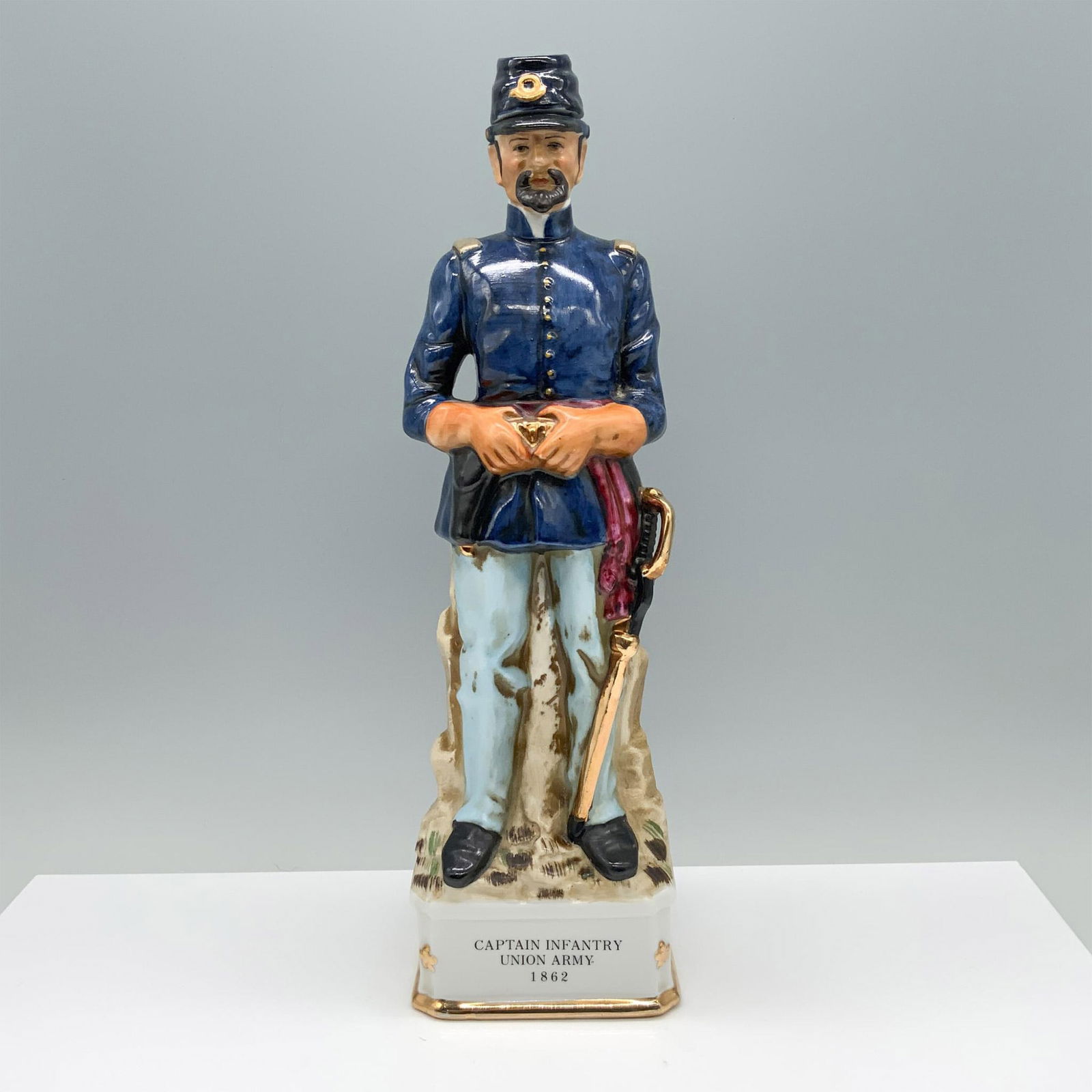Arnart Imports Decanter, Captain Infantry Union Army 1862 (1 of 3)