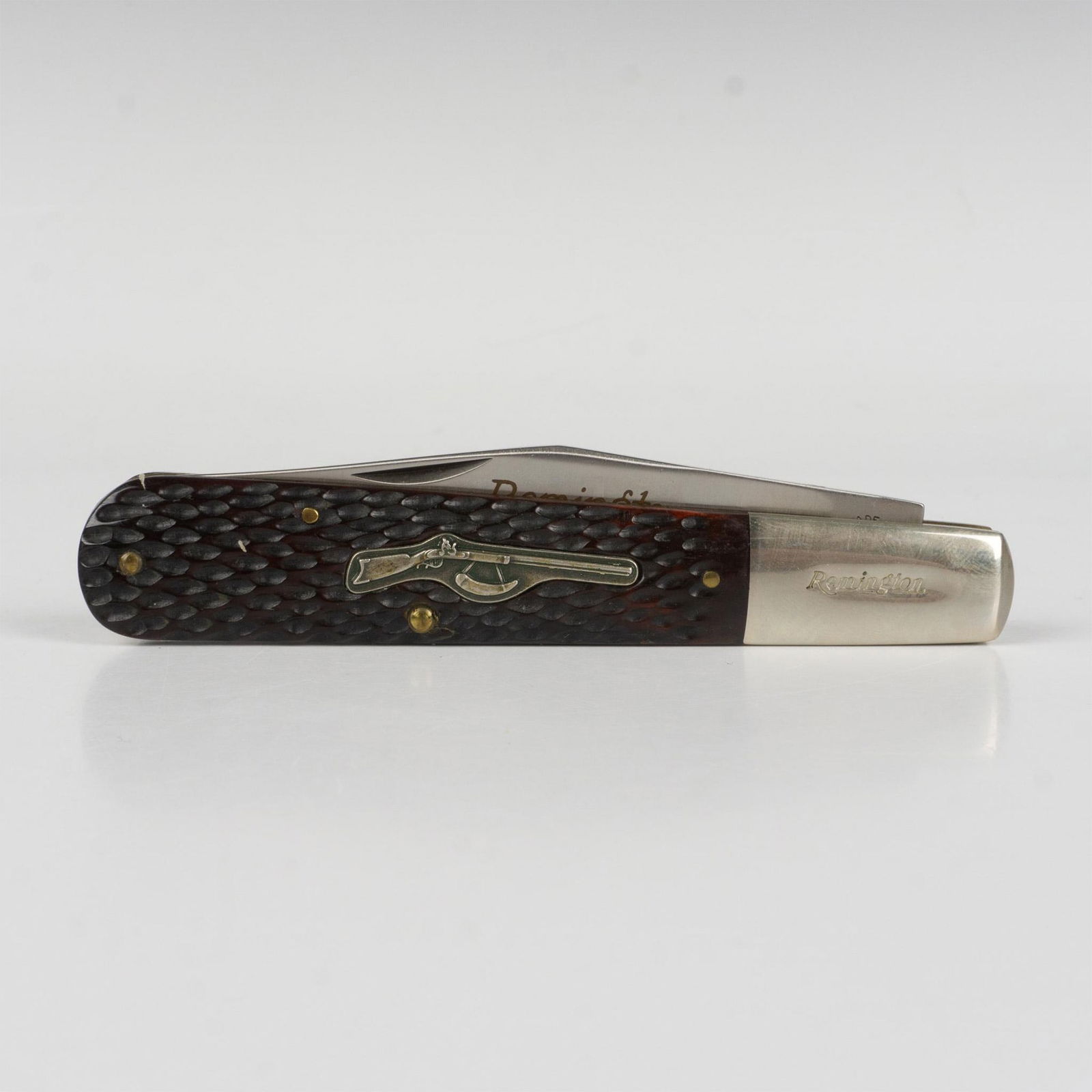 Remington Musket Folding Pocket Knife, Jigged Bone: This handsome folding knife features a single stainless-steel blade, brass liners, and nickel-silver bolsters. The dark-brown jigged bone handle showcases a musket design with Remington etched blade,
