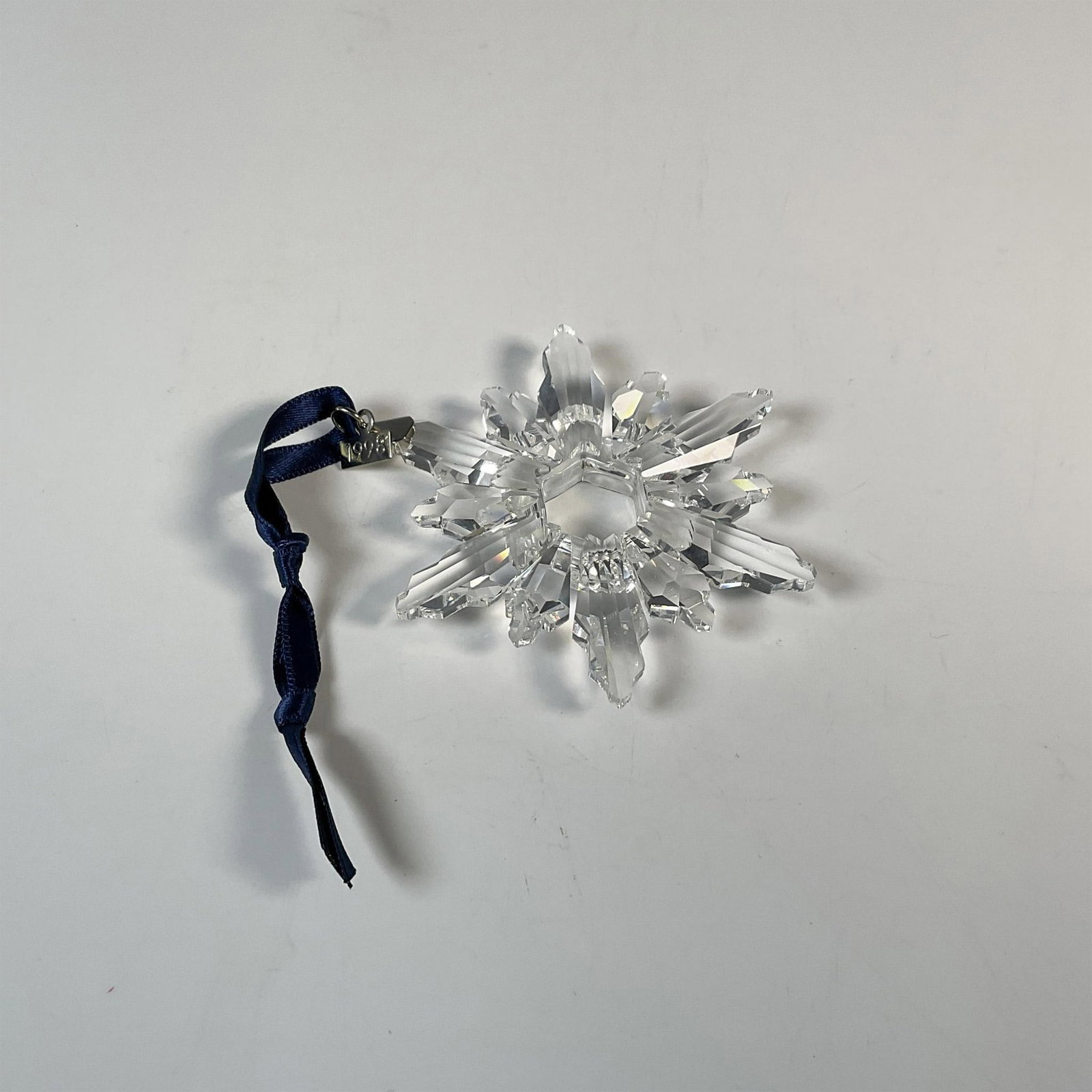 Swarovski Crystal Christmas Ornament 1998: Stunning star shaped clear cut crystal Christmas ornament. Swarovski etched mark. Includes the original box, dimensions: 6.5''L x 6.5''W x 1.25''H. Issued: 1998 Dimensions: 0.5''H x 3''dia Manufacture