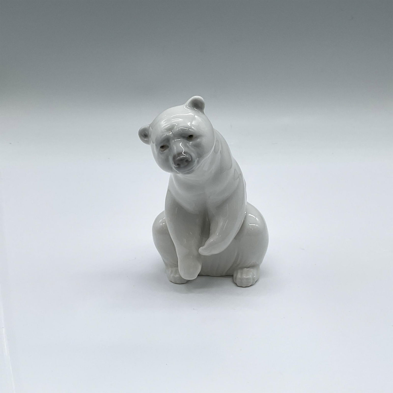 Lladro Porcelain Figurine, Resting Polar Bear 1001208 (1 of 4)