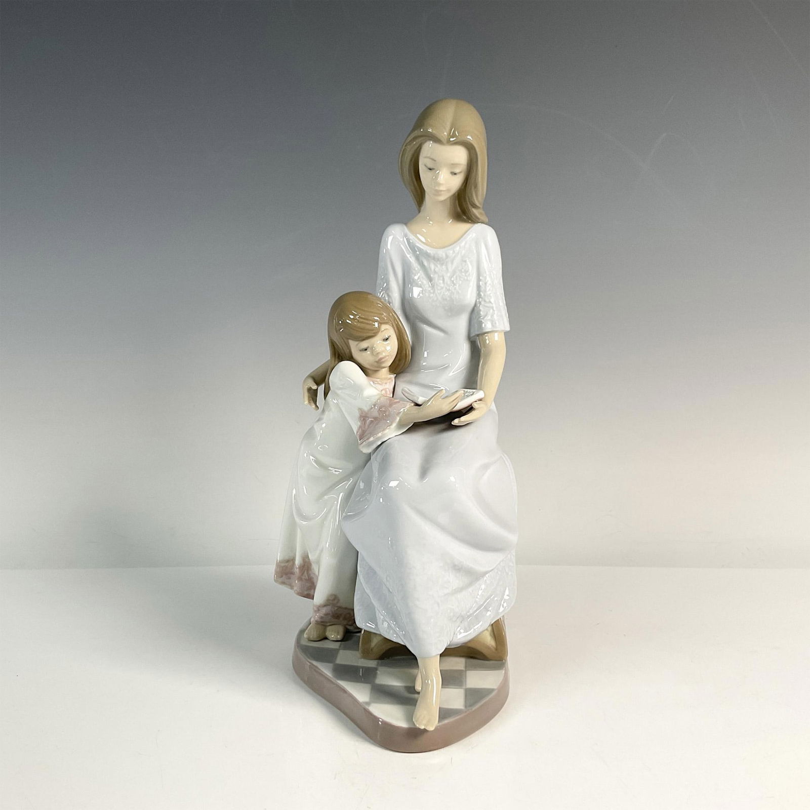 Lladro Porcelain Figurine, Bedtime Story 1005457 (1 of 6)