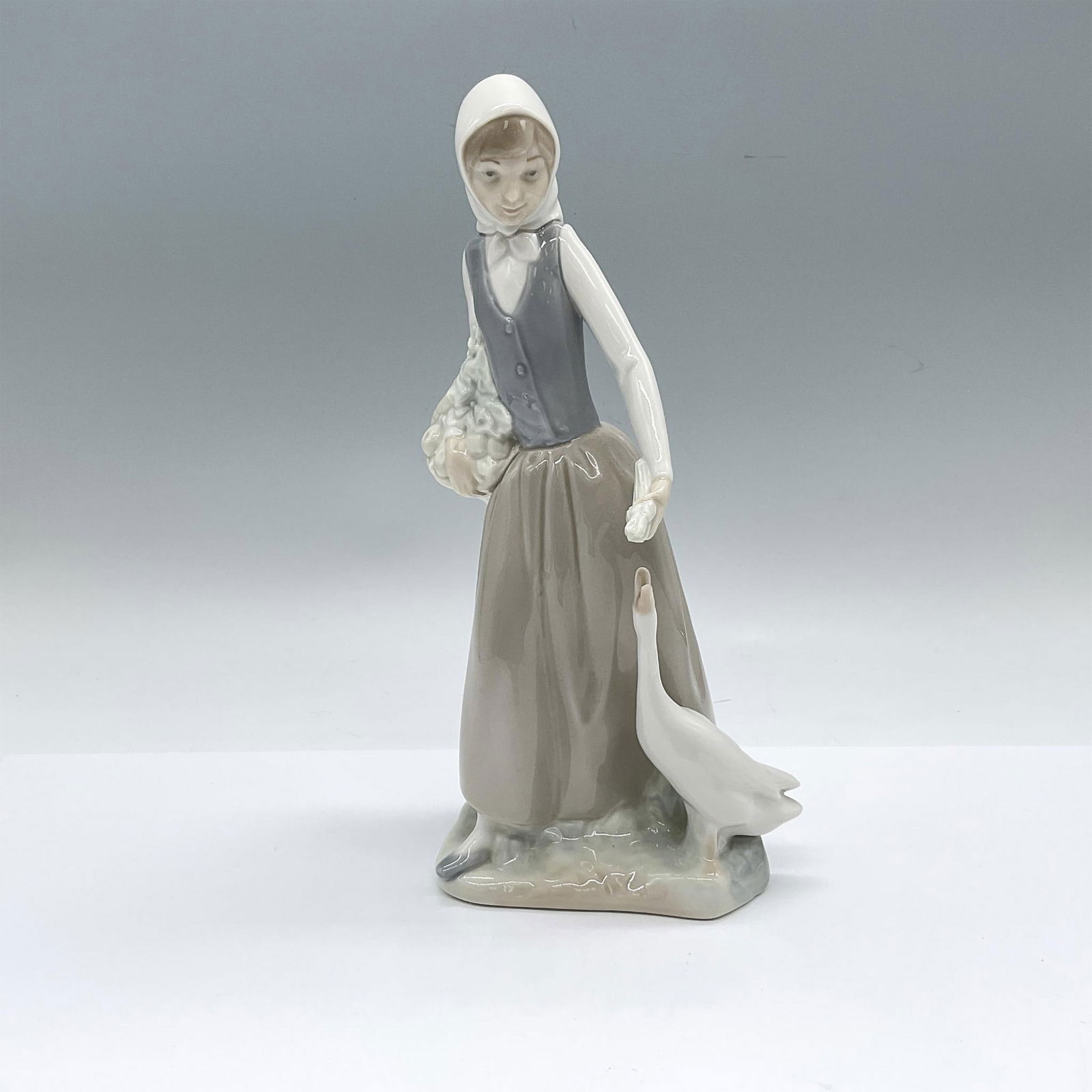 Nao by Lladro Spanish Porcelain Figurine, Girl Feeding Goose (1 of 4)